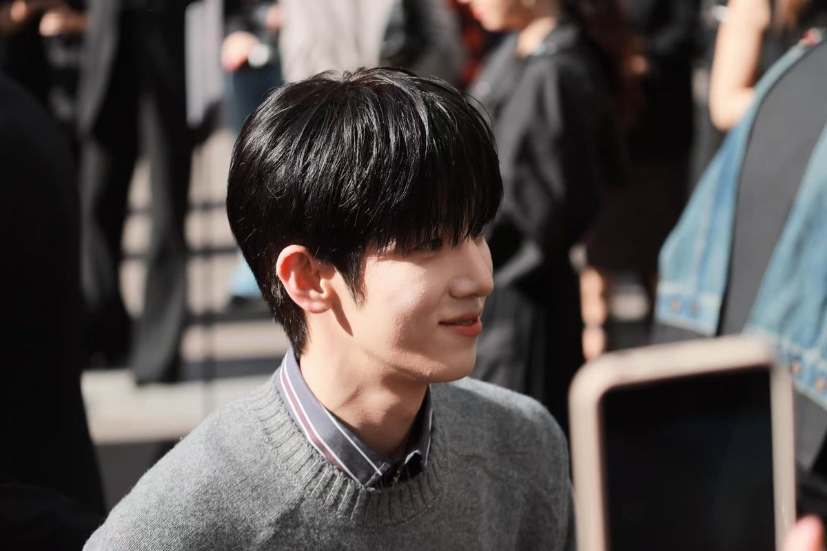 tomatoToT_'s tweet photo. Sharp, serene, and utterly mesmerizing — Park Siwoo carries bright, fresh charm wherever he steps at fashion week. He never merely puts on outfits; he builds a brand-new vibe for every look.

PARK SIWOO AT LANVIN PFWSS27

#PARKSIWOOxLANVIN
#PARKSIWOO
#LANVINPFWSS27 https://t.co/dfdOg2x1Vq