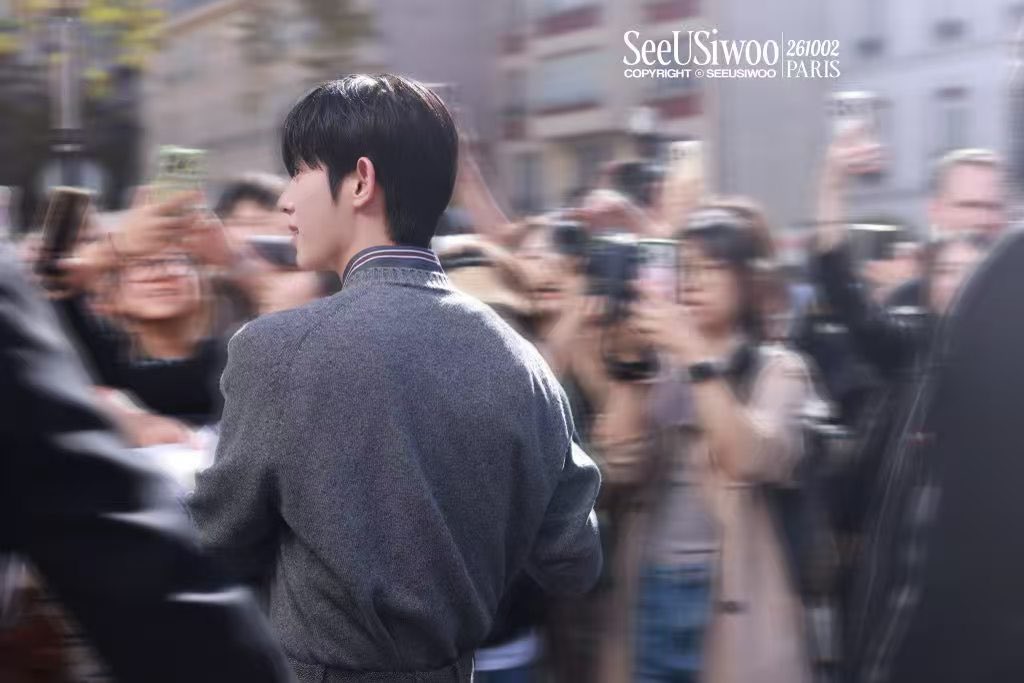 tomatoToT_'s tweet photo. Sharp, serene, and utterly mesmerizing — Park Siwoo carries bright, fresh charm wherever he steps at fashion week. He never merely puts on outfits; he builds a brand-new vibe for every look.

PARK SIWOO AT LANVIN PFWSS27

#PARKSIWOOxLANVIN
#PARKSIWOO
#LANVINPFWSS27 https://t.co/dfdOg2x1Vq