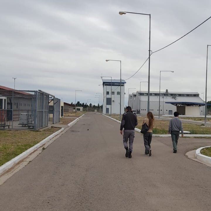 PPNArg's tweet photo. 📍 Neuquén | Integrantes de la Delegación Comahue monitorearon y recorrieron el Complejo Penitenciario Federal V, ubicado en Senillosa, con el fin de relevar sus condiciones edilicias y operativas. El pabellón visitado cuenta con cuarenta y dos plazas, ocupadas en su totalidad, en su mayoría en fase de Consolidación. 

🔎 Entre los aspectos favorables, se observó un salón de usos múltiples amplio, con mobiliario completo y televisor en funcionamiento; siete celdas con capacidad para seis detenidos cada una, con baño integrado, iluminación y ventilación correctas. 

❗ Como contrapartida, la ocupación plena exige monitoreo permanente de habitabilidad y acompañamiento técnico sostenido. Se advierten anafes insuficientes y conexiones eléctricas defectuosas, rotura frecuente de canillas por ingreso de palomas al patio, y dos recipientes de residuos deteriorados que favorecen la dispersión de basura y suciedad.

📝 Ante las deficiencias edilicias, la PPN solicitó formalmente a las autoridades la urgente adecuación de las instalaciones conforme a los estándares vigentes de #DDHH.