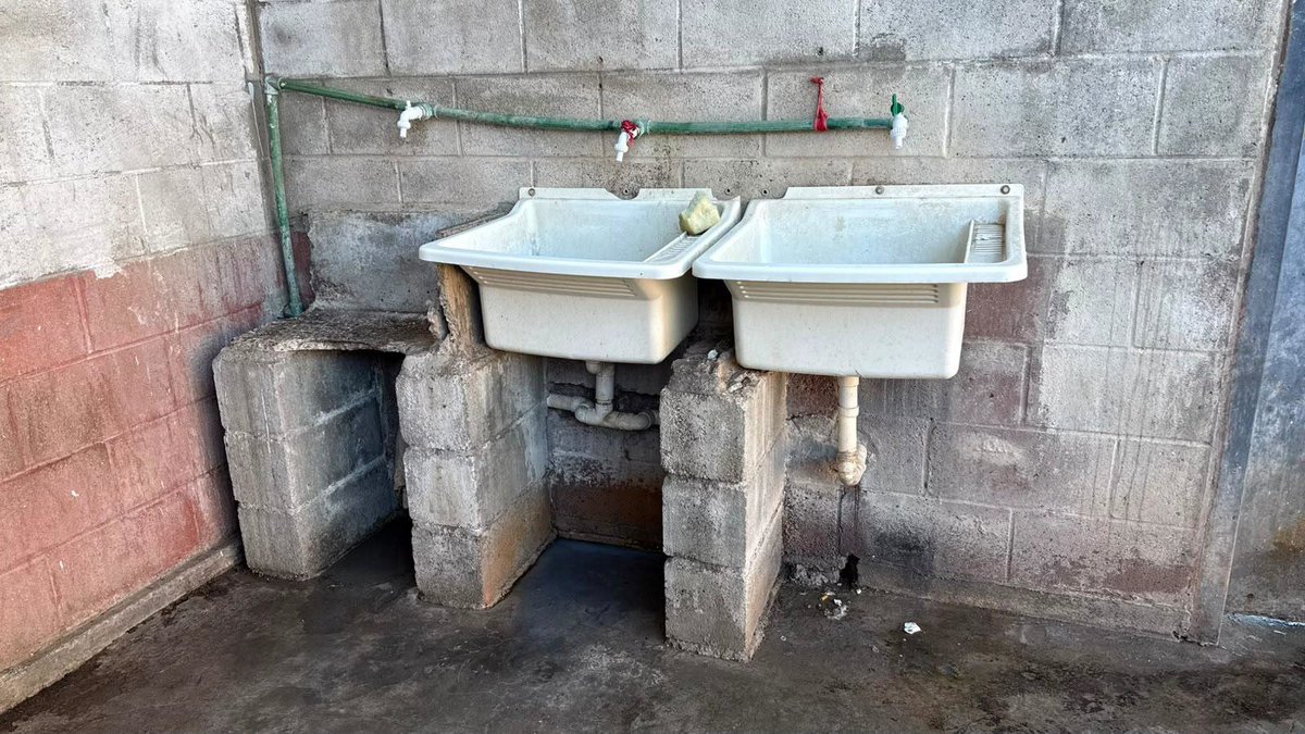 PPNArg's tweet photo. 📍 Neuquén | Integrantes de la Delegación Comahue monitorearon y recorrieron el Complejo Penitenciario Federal V, ubicado en Senillosa, con el fin de relevar sus condiciones edilicias y operativas. El pabellón visitado cuenta con cuarenta y dos plazas, ocupadas en su totalidad, en su mayoría en fase de Consolidación. 

🔎 Entre los aspectos favorables, se observó un salón de usos múltiples amplio, con mobiliario completo y televisor en funcionamiento; siete celdas con capacidad para seis detenidos cada una, con baño integrado, iluminación y ventilación correctas. 

❗ Como contrapartida, la ocupación plena exige monitoreo permanente de habitabilidad y acompañamiento técnico sostenido. Se advierten anafes insuficientes y conexiones eléctricas defectuosas, rotura frecuente de canillas por ingreso de palomas al patio, y dos recipientes de residuos deteriorados que favorecen la dispersión de basura y suciedad.

📝 Ante las deficiencias edilicias, la PPN solicitó formalmente a las autoridades la urgente adecuación de las instalaciones conforme a los estándares vigentes de #DDHH.