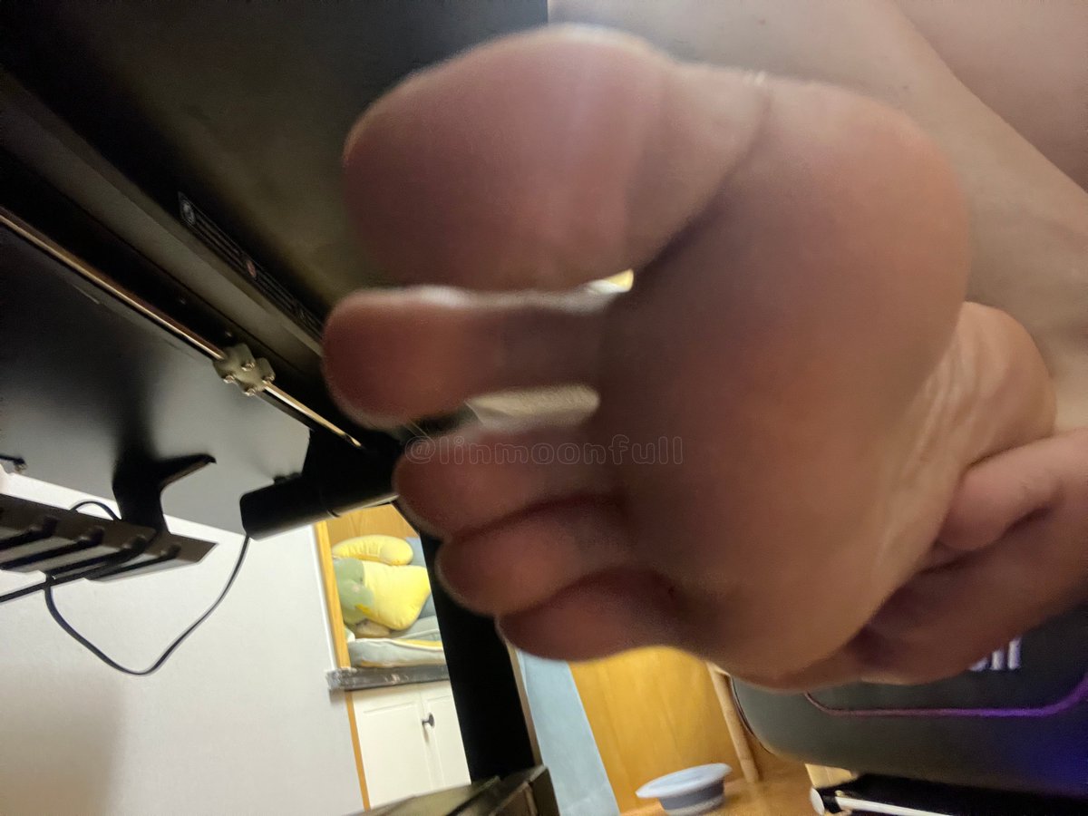 linmoonfull's tweet photo. 今日玉足，听了私信兄弟的话拍了一次这个视角，果然看上去就显得很有味儿，以后大家有建议可以多多私我！赞大家品味！#脚底 #美脚 https://t.co/8YfVxVcHPp