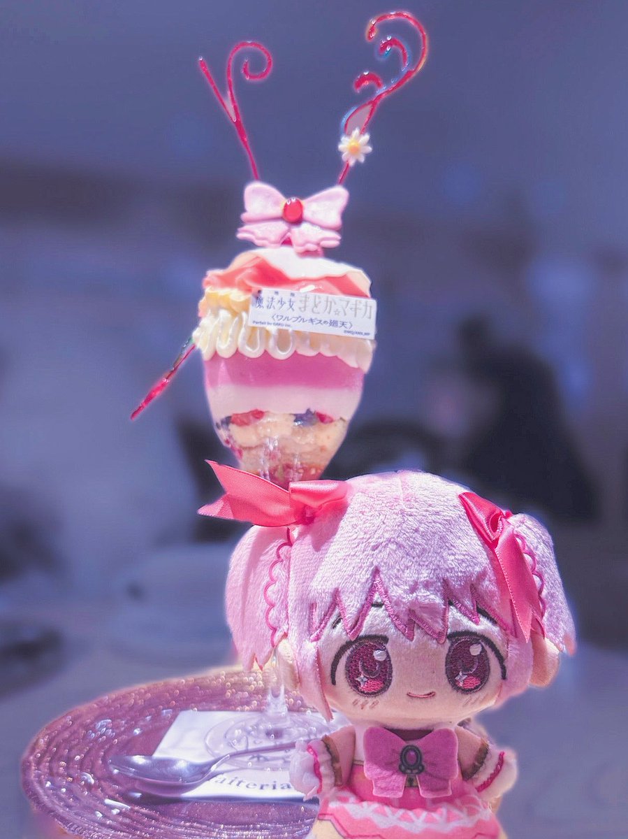 shiomi00's tweet photo. 劇場版 魔法少女まどか☆マギカ
〈ワルプルギスの廻天〉パフェ

食べた！
まどかの廻天衣装モチーフで可愛い〜！
最近のフード系コラボの中でも飛び抜けて美味しかった！コンセプトまでしっかりしていて感銘を受けた一品🎀

衣装の質感の再現度が高くて驚いた！食感も味も違うクリームやソルベ、寒天などで作られていて一つ一つとても美味しいのはもちろんのこと、トータルの味のバランスまで良くて感動した！コラボフードでここまで丁寧に作られてあるものはなかなか出会えないので本当に嬉しかった……！
 
⟡.·夜パフェ専門店  Parfaiteria⟡.·
 #ワルプルギスの廻天