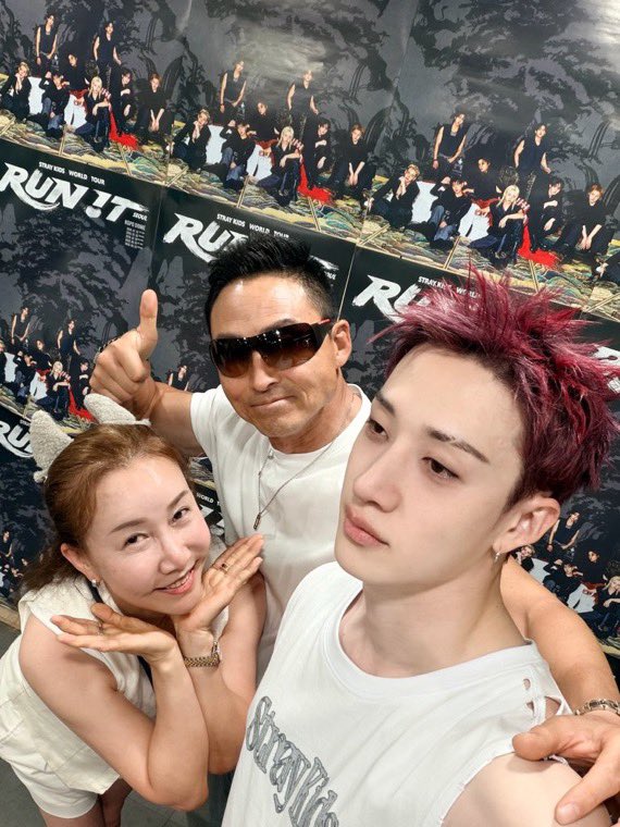skzcrew_arg's tweet photo. Jessica, la madre de Chan, vía Instagram! 💙

“Donde quiera que sonara música, ese pequeño niño que ni siquiera había salido de pañales empezaría a bailar […] ahora, cuando te veo en tu propio escenario, no puedo evitar sonreír”

#스테이의_영원한_자부심_방찬
#BangChanEmpireOfTalent
#HappyBangChanDay