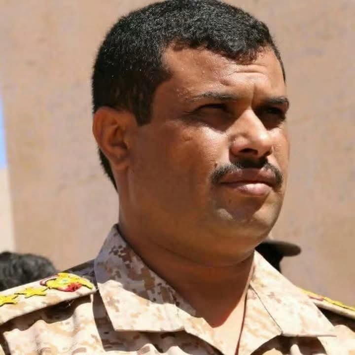 kkk_a1986's tweet photo. ذات يوم ونحن عند الفندم عبدالله الضاوي في مواقع جبهة جبال يام التي في مديرية الغيل الجوف جاءنا هذا الرجال واصحاب الفندم عبدالله محاصرين في الموقع وطلبت أنا منه مدرعات لإخراج المحاصرين .
قال: تمام باأمشي أجهزها، وتأخر علينا وذهبت بعده واتيت بوابة الأمن السياسي قالوا دخل ينام . https://t.co/iitwtI9SvR