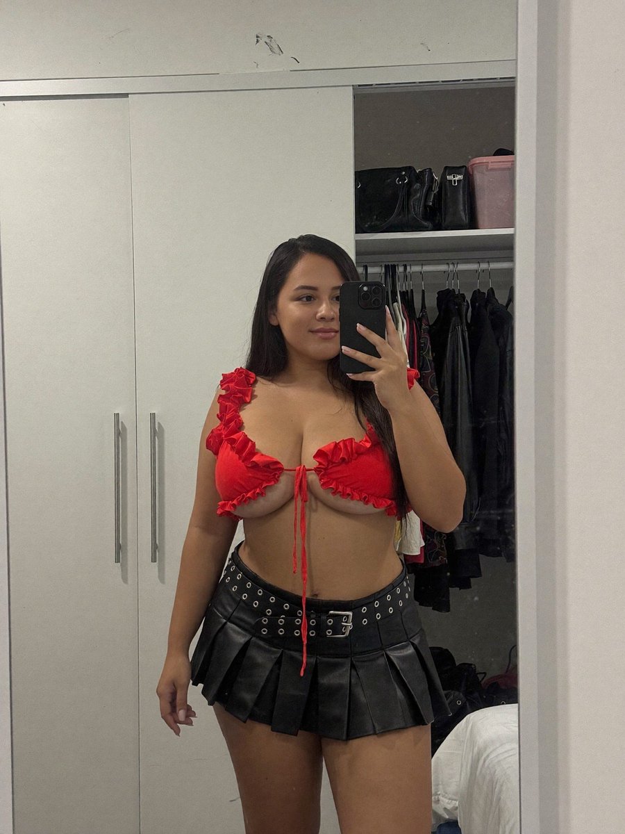 paulasonnet's tweet photo. Would you eat me out while you are in the closet? https://t.co/7FxxloB292