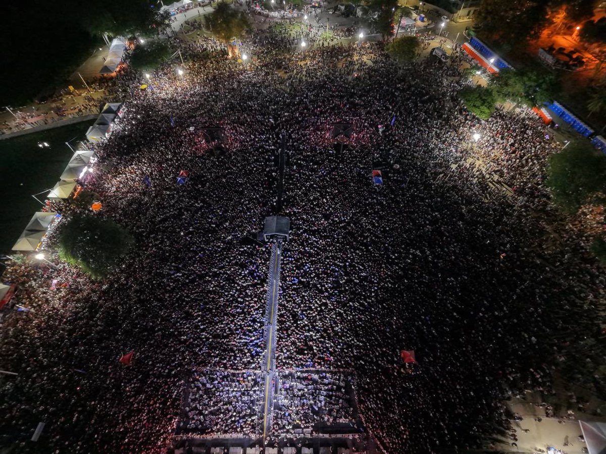 FreiGilsonCMES's tweet photo. Minha gente, foi maravilhoso tudo o que vivemos na cidade de Paulo Afonso, na Bahia. Foi a minha primeira vez na cidade, e certamente ficará marcada no meu coração.

Vivemos um dia histórico, com mais de 100 mil pessoas reunidas. É impressionante pensar que Paulo Afonso tem cerca de 119 mil habitantes e tivemos praticamente 120 mil pessoas participando desse grande momento.

Quero agradecer de maneira muito especial a Dom Guido, bispo desta diocese, pelo convite e pela acolhida. Foi uma alegria poder estar com vocês e servir nesse momento tão bonito de evangelização.

Foi lindo demais! A cidade foi impactada pelo poder de Deus e, ao mesmo tempo, vivemos tudo com muita ordem e tranquilidade.

Estou maravilhado com o que vi. Um povo caloroso, acolhedor e cheio de fé. Tenho certeza de que esse dia ficará marcado para sempre na história de Paulo Afonso e também na história da evangelização no nosso Brasil.

Deus abençoe cada um de vocês.

Até a próxima, Paulo Afonso, Bahia!