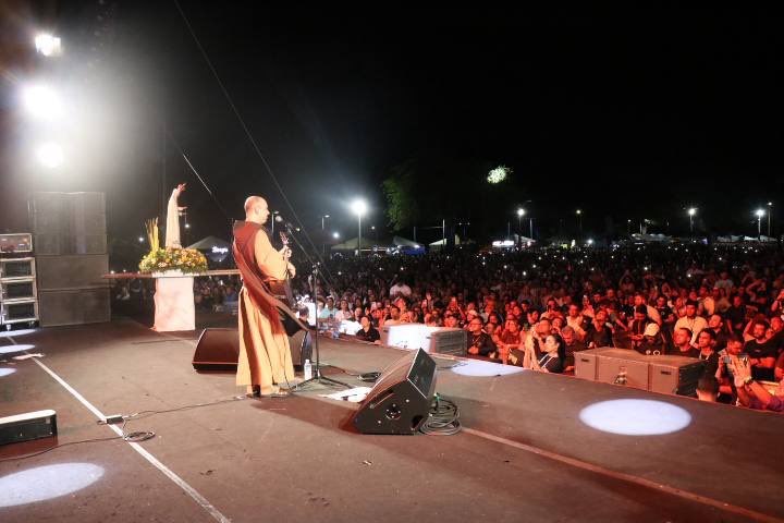 FreiGilsonCMES's tweet photo. Minha gente, foi maravilhoso tudo o que vivemos na cidade de Paulo Afonso, na Bahia. Foi a minha primeira vez na cidade, e certamente ficará marcada no meu coração.

Vivemos um dia histórico, com mais de 100 mil pessoas reunidas. É impressionante pensar que Paulo Afonso tem cerca de 119 mil habitantes e tivemos praticamente 120 mil pessoas participando desse grande momento.

Quero agradecer de maneira muito especial a Dom Guido, bispo desta diocese, pelo convite e pela acolhida. Foi uma alegria poder estar com vocês e servir nesse momento tão bonito de evangelização.

Foi lindo demais! A cidade foi impactada pelo poder de Deus e, ao mesmo tempo, vivemos tudo com muita ordem e tranquilidade.

Estou maravilhado com o que vi. Um povo caloroso, acolhedor e cheio de fé. Tenho certeza de que esse dia ficará marcado para sempre na história de Paulo Afonso e também na história da evangelização no nosso Brasil.

Deus abençoe cada um de vocês.

Até a próxima, Paulo Afonso, Bahia!