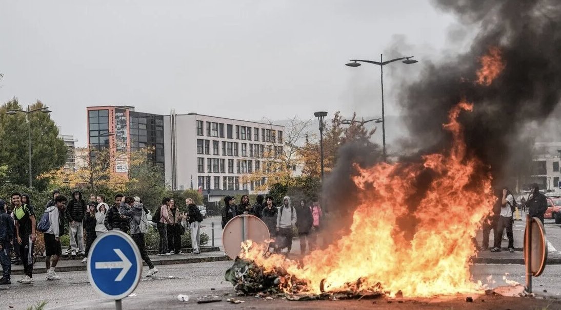 soLPortal2026's tweet photo. 📣'Daha iyi eğitim, daha az polis!'

📍Fransa'da liseliler hakları için ayakta, Macron hükümeti saldırıyor

▪️Öğretmen açığı, kalabalık sınıflar ve okullardaki fiziki yetersizliklere karşı başlayan lise boykotları ülke geneline yayılarak üniversiteler ve işçi grevleriyle birleşti

▪️Yaklaşık 2 bin genç gözaltına alındı

▪️Hükümet bütçe kesintilerini ve işkenceye varan polis saldırılarını savunuyor

https://t.co/h9CXKWak7K