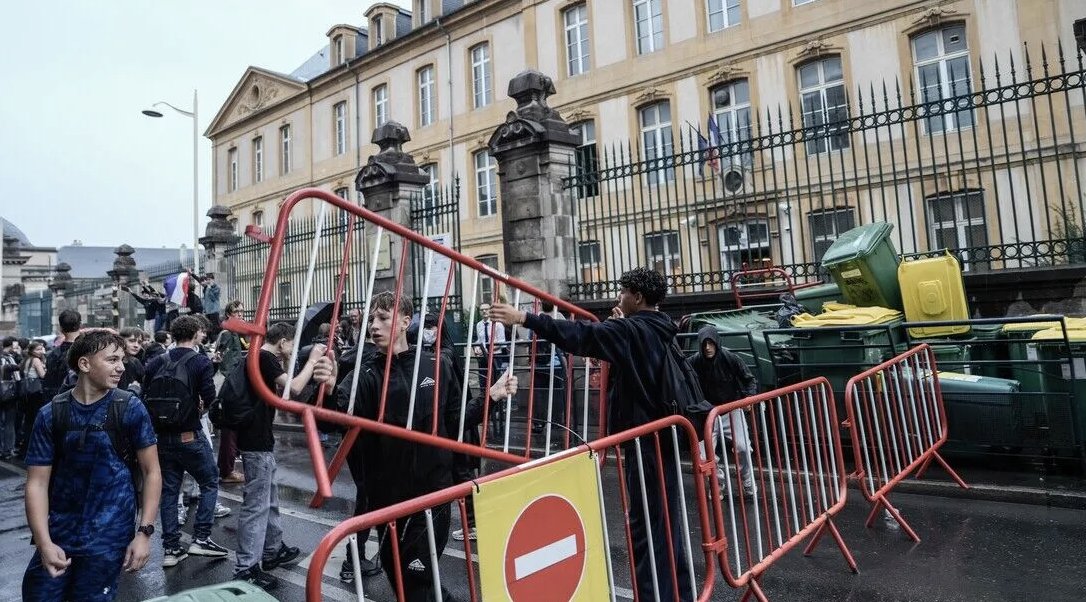 soLPortal2026's tweet photo. 📣'Daha iyi eğitim, daha az polis!'

📍Fransa'da liseliler hakları için ayakta, Macron hükümeti saldırıyor

▪️Öğretmen açığı, kalabalık sınıflar ve okullardaki fiziki yetersizliklere karşı başlayan lise boykotları ülke geneline yayılarak üniversiteler ve işçi grevleriyle birleşti

▪️Yaklaşık 2 bin genç gözaltına alındı

▪️Hükümet bütçe kesintilerini ve işkenceye varan polis saldırılarını savunuyor

https://t.co/h9CXKWak7K