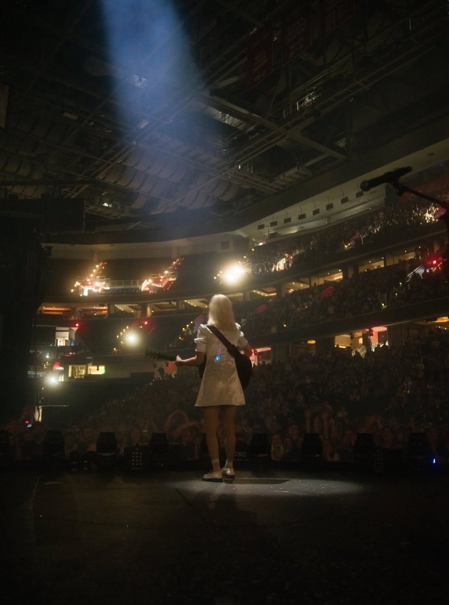 sourcebridgers's tweet photo. Phoebe Bridgers on stage in Washington 🌌 https://t.co/0si7HDcsSz