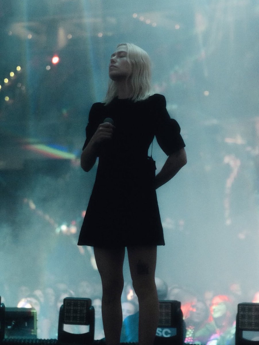 sourcebridgers's tweet photo. Phoebe Bridgers on stage in Washington 🌌 https://t.co/0si7HDcsSz