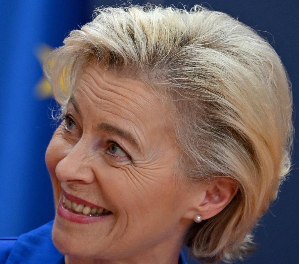 RippleXrpie's tweet photo. 🚨HOLY SMOKES! 🇺🇸 PRESIDENT TRUMP SLAPS THE EUROPEAN UNION: 

"Look at what's happened to Europe. They are being EATEN ALIVE." https://t.co/icbCzruwpC