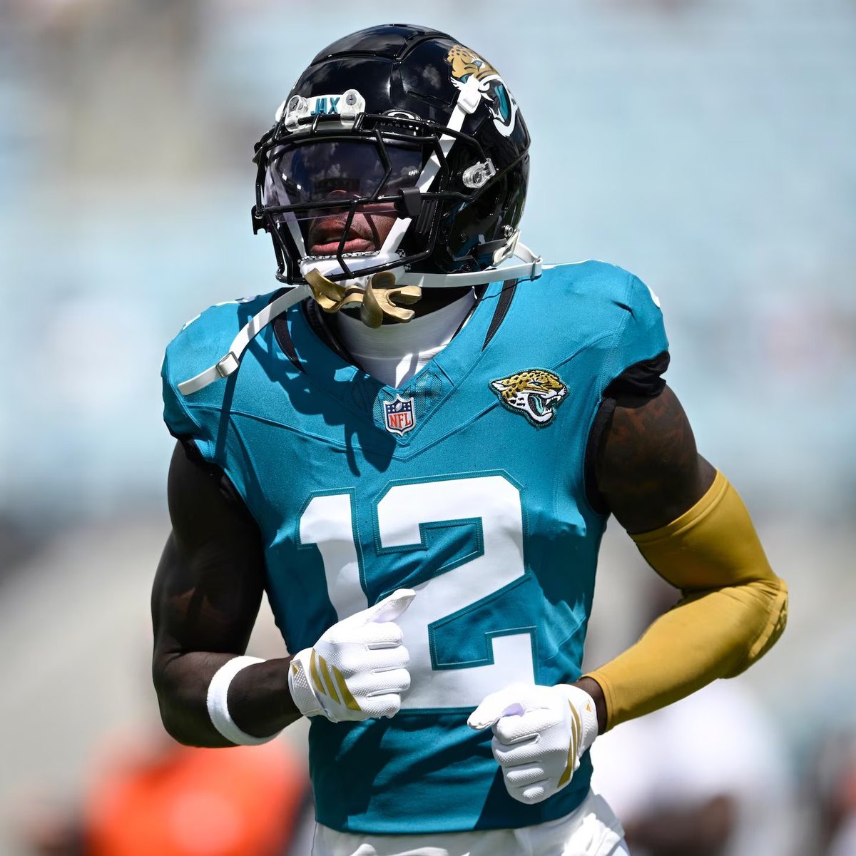 NFL_DovKleiman's tweet photo. Only TWO cornerbacks have been targeted multiple times in man coverage and allowed a 0.0 passer rating this season.

- Trent McDuffie
- Travis Hunter

🤯🤯🤯 https://t.co/Q4t4j6Nary