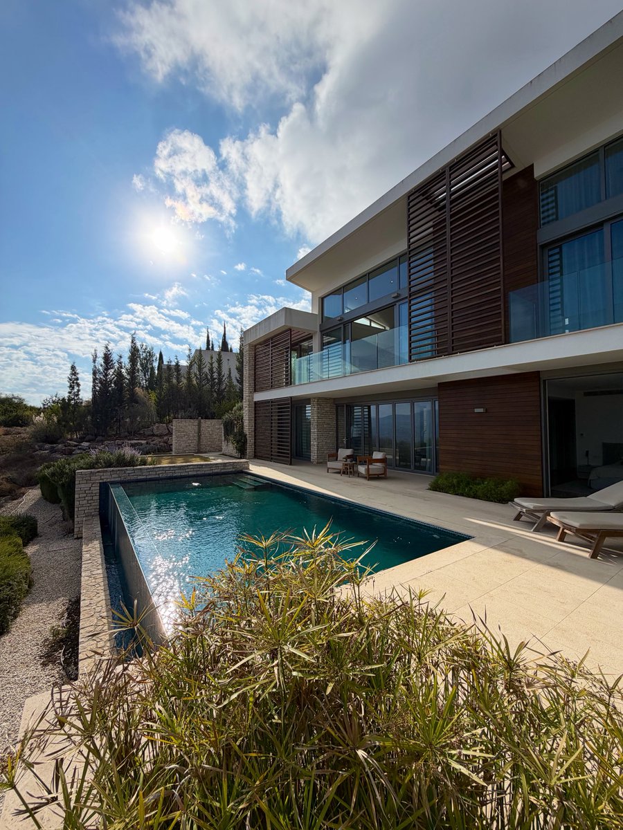 ricardogorski's tweet photo. What 2.500.000€ gets you in the mountains of Cyprus🇨🇾:

> 250sqm villa (4BR)
> Location: Paphos
> 5* resort amenities
> 18-hole golf course
> 12 minutes from the sea
> Complete privacy &amp; solitude

Life goals. https://t.co/kYD1wvws7O