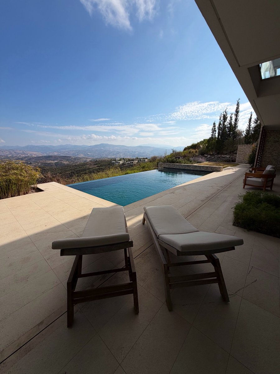 ricardogorski's tweet photo. What 2.500.000€ gets you in the mountains of Cyprus🇨🇾:

> 250sqm villa (4BR)
> Location: Paphos
> 5* resort amenities
> 18-hole golf course
> 12 minutes from the sea
> Complete privacy &amp; solitude

Life goals. https://t.co/kYD1wvws7O