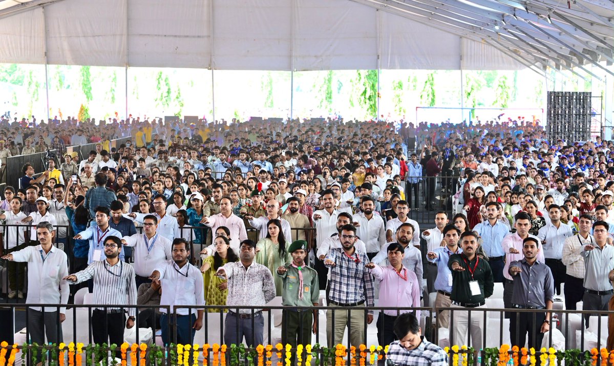 BJP4Rajasthan's tweet photo. मुख्यमंत्री श्री @BhajanlalBjp ने आज जयपुर में आयोजित ‘सपनों की उड़ान–सशक्त युवा संवाद’ कार्यक्रम में प्रदेश के ऊर्जावान युवाओं से संवाद किया।

इस अवसर पर मुख्यमंत्री जी ने युवाओं के सपनों को नई उड़ान देते हुए 4,500 से अधिक युवाओं को नियुक्ति-पत्र प्रदान किए और उनके उज्ज्वल भविष्य के लिए शुभकामनाएं दीं। साथ ही, विभिन्न जिलों में ₹3,075 करोड़ की लागत वाले 668 विकास कार्यों का शिलान्यास एवं लोकार्पण किया।

इस दौरान युवाओं को नशामुक्ति की शपथ दिलाई तथा युवाओं को नए अवसरों से जोड़ते हुए नई किरण–नशामुक्ति पोर्टल, प्रतिभा, खेल मित्र एवं खेलो राजस्थान गेम्स पोर्टल तथा स्मार्ट मूल निवास–प्रमाण-पत्र सेवा का शुभारंभ किया।

इस अवसर पर उपमुख्यमंत्री श्रीमती @KumariDiya, युवा मामले एवं खेल मंत्री श्री @Ra_THORe, सामाजिक न्याय एवं अधिकारिता मंत्री श्री @AvinashGehlot_, युवा मामले एवं खेल राज्य मंत्री श्री @kkvishnoibjp सहित अन्य जनप्रतिनिधिगण  उपस्थित रहे।