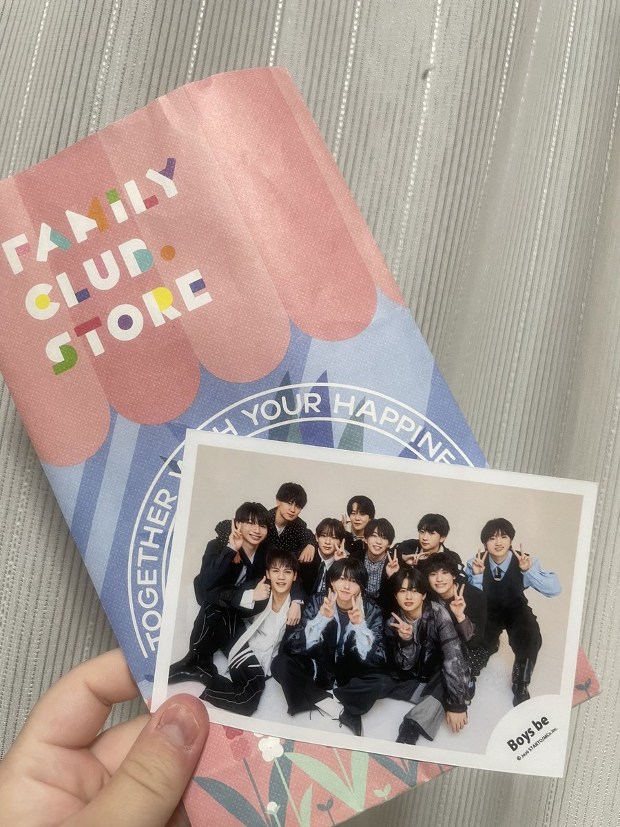 KisTra_FM's tweet photo. いつも単体だけど、珍しく初めて集合写真買った次の日嵜本が退所した。え、。
しかも何故か重複で買った集合写真もあった、私の中では最初で最後の11人写真。 https://t.co/kAEdPUWkMG