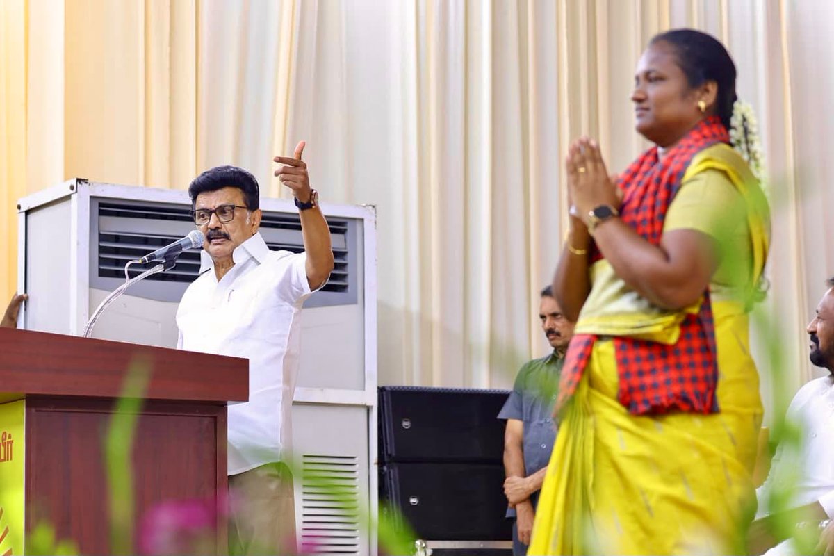 mkstalin's tweet photo. இடைத்தேர்தல்: வாக்காளர்களின் கண்ணியத்திற்கு முதலமைச்சர் விட்டிருக்கும் சவால்!

மக்களிடம் பெற்ற வாக்குகளை விற்ற ஒரு வேட்பாளர் - அதை விலை பேசி வாங்கிய ஒரு கட்சி. இவர்களுக்கா உங்கள் வாக்கு?

பெரும்பான்மையான மக்களின் ஆதரவில்லாத “ரீல்ஸ்” முதலமைச்சரின் ஆணவத்துக்குப் பதிலடி கொடுக்க, தாராபுரத்தின் தன்மானம் காக்க அக்டோபர் 6-ஆம் நாள் உதயசூரியன் சின்னத்தில் வாக்களித்து சகோதரி வழக்கறிஞர் சுகன்யா அவர்களை வெற்றிபெறச் செய்யுங்கள்!

#VoteForDMK #DharapuramByElection #Dharapuram