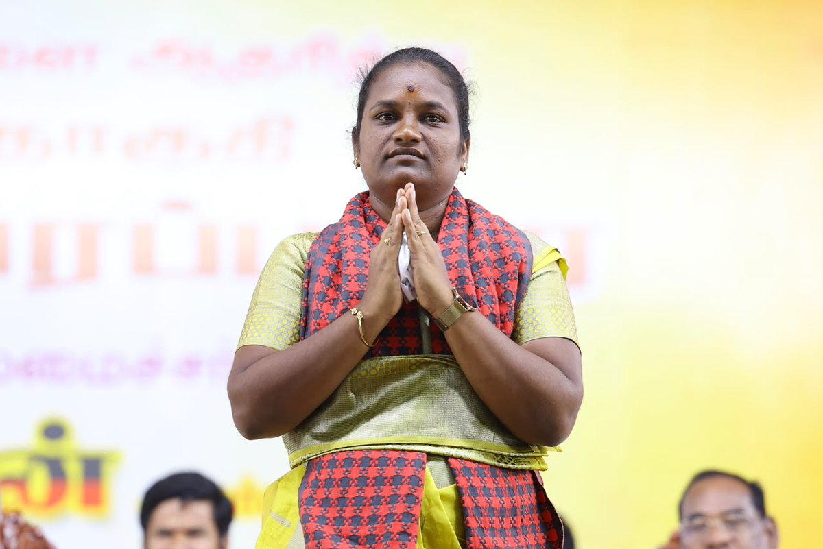 mkstalin's tweet photo. இடைத்தேர்தல்: வாக்காளர்களின் கண்ணியத்திற்கு முதலமைச்சர் விட்டிருக்கும் சவால்!

மக்களிடம் பெற்ற வாக்குகளை விற்ற ஒரு வேட்பாளர் - அதை விலை பேசி வாங்கிய ஒரு கட்சி. இவர்களுக்கா உங்கள் வாக்கு?

பெரும்பான்மையான மக்களின் ஆதரவில்லாத “ரீல்ஸ்” முதலமைச்சரின் ஆணவத்துக்குப் பதிலடி கொடுக்க, தாராபுரத்தின் தன்மானம் காக்க அக்டோபர் 6-ஆம் நாள் உதயசூரியன் சின்னத்தில் வாக்களித்து சகோதரி வழக்கறிஞர் சுகன்யா அவர்களை வெற்றிபெறச் செய்யுங்கள்!

#VoteForDMK #DharapuramByElection #Dharapuram
