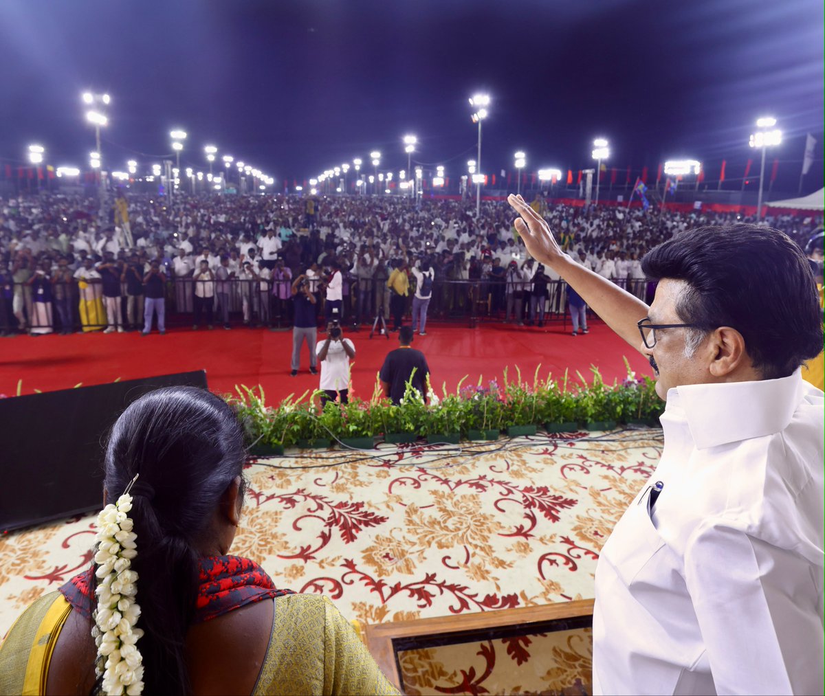 mkstalin's tweet photo. இடைத்தேர்தல்: வாக்காளர்களின் கண்ணியத்திற்கு முதலமைச்சர் விட்டிருக்கும் சவால்!

மக்களிடம் பெற்ற வாக்குகளை விற்ற ஒரு வேட்பாளர் - அதை விலை பேசி வாங்கிய ஒரு கட்சி. இவர்களுக்கா உங்கள் வாக்கு?

பெரும்பான்மையான மக்களின் ஆதரவில்லாத “ரீல்ஸ்” முதலமைச்சரின் ஆணவத்துக்குப் பதிலடி கொடுக்க, தாராபுரத்தின் தன்மானம் காக்க அக்டோபர் 6-ஆம் நாள் உதயசூரியன் சின்னத்தில் வாக்களித்து சகோதரி வழக்கறிஞர் சுகன்யா அவர்களை வெற்றிபெறச் செய்யுங்கள்!

#VoteForDMK #DharapuramByElection #Dharapuram