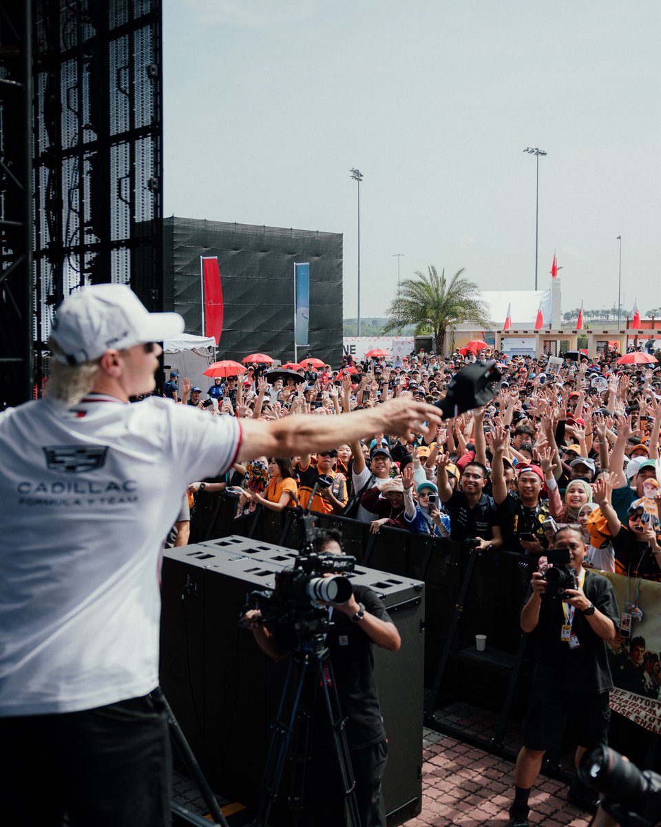 ValtteriBottas's tweet photo. Friday in ‘Bahrain GP in Malaysia’ 🇲🇾

Positive day. Car working as expected again today after the Baku struggles, and we will give it all tomorrow 🏁

Sweaty work btw, but I love it 🤠 https://t.co/JQkSJI8fP0