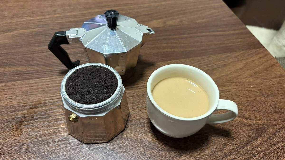 yuji198312's tweet photo. エスプレッソマシーンが無くても自分で入れられると知ってポチって入れてみた…
自宅でほぼスタバラテになりました！ https://t.co/H7rxwiSlXO