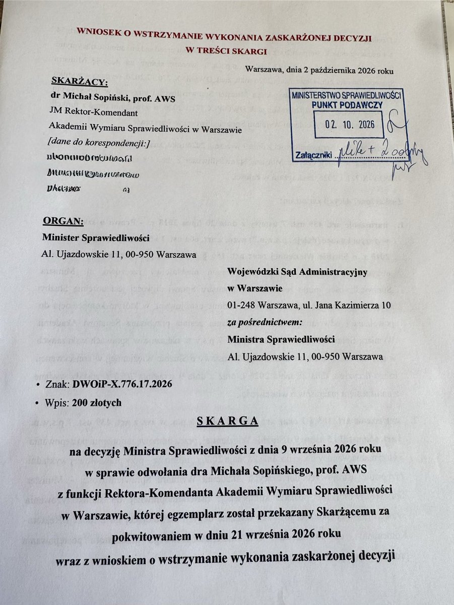 michalsopinski's tweet photo. Skarga na bezprawie Ministra Żurka  trafiła do sądu administracyjnego wraz z wnioskiem o wstrzymanie wykonania zaskarżonej decyzji !

Proszę o RT!

W dniu 2 października 2026 roku złożyłem do Wojewódzkiego Sądu Administracyjnego w Warszawie za pośrednictwem Ministra Sprawiedliwości skargę na decyzję Ministra Sprawiedliwości z dnia 9 września 2026 roku w sprawie mojego odwołania z funkcji Rektora-Komendanta Akademii Wymiaru Sprawiedliwości w Warszawie, doręczoną mi jako stronie w dniu 21 września 2026 roku, wraz z wnioskiem o wstrzymanie wykonania zaskarżonej decyzji
 
Decyzję Ministra Sprawiedliwości zaskarżyłem w całości.

Zaskarżonej decyzji zarzuciłem liczne naruszenia: 

1. naruszenie art. 439 ust. 7 ustawy z dnia 20 lipca 2018 roku – Prawo o szkolnictwie Wyższym i Nauce (dalej: p.s.w.n.) w zw. z art. 66a ust. 1 i 5 ustawy z dnia 9 kwietnia 2010 roku - o Służbie Więziennej oraz art. 156 § 1 pkt 1 ustawy z dnia 14 czerwca 1960 roku - Kodeks postępowania administracyjnego (dalej: k.p.a.)
2. naruszenie art. 97 § 1 pkt 4, art. 100 § 1, art. 101 § 1, art. 103 i art. 107 § 3 k.p.a. w zw. z art. 432 ust. 5 p.s.w.n.,
3. naruszenie art. 432 ust. 5 p.s.w.n. w zw. z art. 7, art. 77 § 1, art. 80 i art. 107 § 3 k.p.a.,
4. naruszenie art. 432 ust. 5 p.s.w.n. oraz art. 7, art. 8 § 1, art. 77 § 1, art. 80 i art. 107 § 3 k.p.a.,
5. naruszenie art. 7, art. 77 § 1, art. 80 i art. 107 § 3 k.p.a.,
6. naruszenie art. 432 ust. 5 p.s.w.n. w zw. z art. 194 p.s.w.n. oraz art. 7, art. 77 § 1, art. 80 i art. 107 § 3 k.p.a.,
7. naruszenie art. 7, art. 77 § 1, art. 80 i art. 107 § 3 k.p.a.,
8. naruszenie art. 432 ust. 5 p.s.w.n. w zw. z art. 7, art. 77 § 1 i art. 80 k.p.a.,
9. naruszenie art. 432 ust. 5 p.s.w.n. w zw. z art. 7, art. 77 § 1, art. 80 i art. 107 § 3 k.p.a.,
10. naruszenie art. 80 k.p.a.
11. naruszenie art. 432 ust. 5 p.s.w.n. w zw. z art. 106 § 1, § 3 i § 5 k.p.a. oraz art. 7, art. 8 § 1, art. 10 § 1, art. 77 § 1, art. 80 i art. 107 § 3 k.p.a.,
12. naruszenie art. 106 § 1, § 2 i § 5 k.p.a. w zw. z art. 432 ust. 5 p.s.w.n.,
13. naruszenie art. 24 § 3 i § 4 k.p.a. w zw. z art. 26 § 1 k.p.a., art. 123 § 1 k.p.a.
14. naruszenie art. 24 § 3 i § 4 k.p.a. w zw. z art. 26 § 1 k.p.a. oraz art. 7, art. 8 § 1, art. 10 § 1, art. 77 § 1, art. 80 i art. 107 § 3 k.p.a.,
15. naruszenie art. 31 § 1 pkt 2, § 2 i § 3 k.p.a. w zw. z art. 7, art. 8 § 1, art. 10 § 1 i art. 107 § 3 k.p.a.,
16. naruszenie art. 10 § 1 i art. 81 k.p.a. w zw. z art. 7, art. 77 § 1, art. 80 i art. 107 § 3 k.p.a.,
17. naruszenie art. 8 § 1, art. 7, art. 77 § 1, art. 80 i art. 107 § 3 k.p.a.,
18. naruszenie art. 107 § 3 k.p.a.,
19. naruszenie art. 7 Konstytucji RP w zw. z art. 439 ust. 7 p.s.w.n., art. 66a ust. 1 i 5 ustawy o Służbie Więziennej oraz art. 432 ust. 5 p.s.w.n.,
20. naruszenie art. 2 Konstytucji RP w zw. z art. 8 § 1 k.p.a.,
21. naruszenie art. 31 ust. 3 Konstytucji RP w zw. z art. 432 ust. 5 p.s.w.n. oraz art. 8 § 1 k.p.a.,
22. naruszenie art. 54 ust. 1, art. 70 ust. 5 oraz art. 31 ust. 3 Konstytucji RP w zw. z art. 432 ust. 5 p.s.w.n.,

Wobec tych naruszeń wniosłem do sądu o:

1. uchylenie w całości decyzji Ministra Sprawiedliwości;

2. ewentualnie, w przypadku uznania przez Sąd, że decyzja została wydana przez organ niewłaściwy rzeczowo, stwierdzenie nieważności zaskarżonej decyzji na podstawie art. 145 § 1 pkt 2 p.p.s.a. w zw. z art. 156 § 1 pkt 1 k.p.a.; 

3. stwierdzenie, że zaskarżona decyzja została wydana z naruszeniem art. 432 ust. 5 p.s.w.n., art. 7, art. 8 § 1, art. 10 § 1, art. 77 § 1, art. 80, art. 81 oraz art. 107 § 3 k.p.a.; 

4. wstrzymanie wykonania zaskarżonej decyzji na podstawie art. 61 § 3 p.p.s.a. do czasu prawomocnego zakończenia postępowania sądowoadministracyjnego.