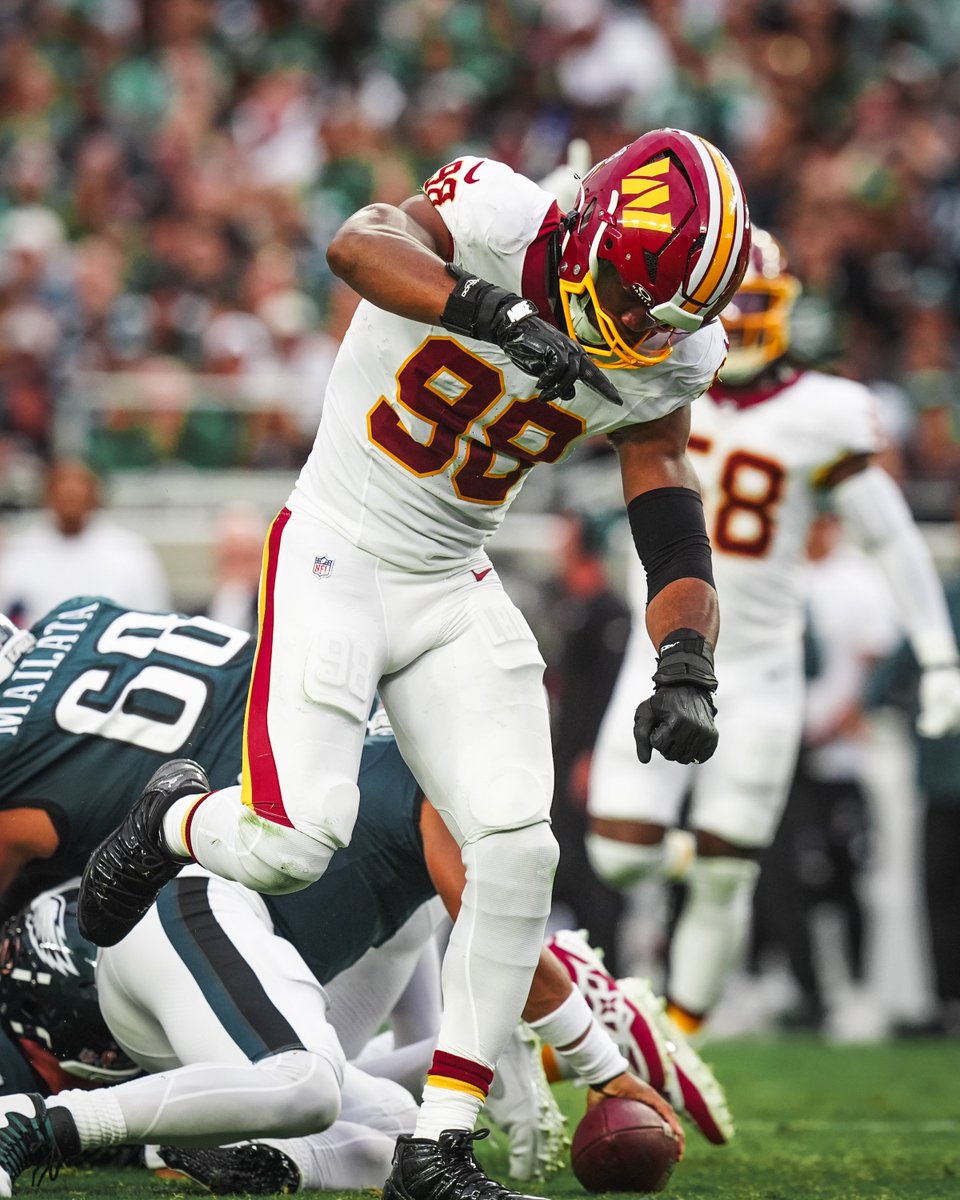 SleeperWSH's tweet photo. #Commanders Odafe Oweh through 3 games:

10 TKL | 7 STOPS | 2 TFL | 4 QB HIT | 1 SACK | 11 PRESSURES

7 of his 10 tackles have been stops, meaning each one counted as a win for the defense. 6 of those came against the run.

The 8 runs he's helped bring down have gained just 21 yards (2.6 YPC).

That's setting the edge.

📸: @Commanders | #RaiseHail