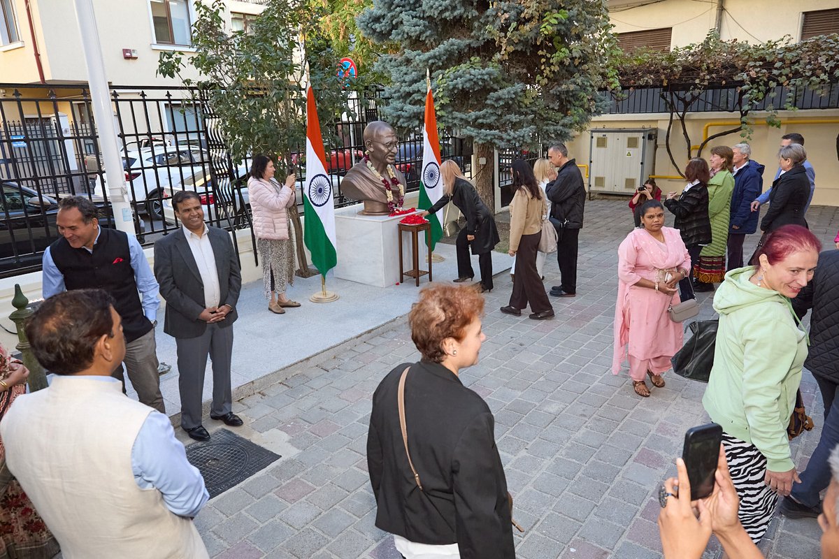 eoiromania's tweet photo. 🇮🇳🕊️ Gandhi Jayanti 2026 at the Embassy of India, Bucharest 🕊️🇮🇳
The Embassy of India, Bucharest observed Gandhi Jayanti today, commemorating the birth anniversary of Mahatma Gandhi and honouring his enduring message of truth, non-violence and peace. 🌿🕊️

🇮🇳 H.E. Dr. Manoj Kumar Mohapatra, Ambassador of India to Romania, addressed the gathering and highlighted the significance of the day and the timeless relevance of Mahatma Gandhi’s ideals.

🌸 The Ambassador, members of the Indian community and Romanian friends paid floral tributes at the bust of Mahatma Gandhi, remembering his life, ideals and contribution to humanity.

🤝 The participation of the Indian community and Romanian friends reflected the shared respect for Mahatma Gandhi’s universal message of peace, harmony and non-violence.

“My life is my message.” — Mahatma Gandhi 🕊️

#GandhiJayanti #MahatmaGandhi #GandhiJayanti2026 #IndiaInRomania #EmbassyOfIndia #Bapu #NonViolence #Peace #Truth #IndiaRomania