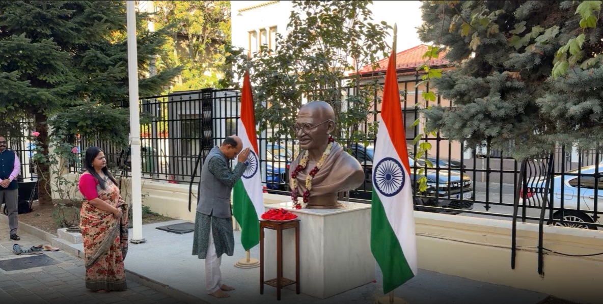 eoiromania's tweet photo. 🇮🇳🕊️ Gandhi Jayanti 2026 at the Embassy of India, Bucharest 🕊️🇮🇳
The Embassy of India, Bucharest observed Gandhi Jayanti today, commemorating the birth anniversary of Mahatma Gandhi and honouring his enduring message of truth, non-violence and peace. 🌿🕊️

🇮🇳 H.E. Dr. Manoj Kumar Mohapatra, Ambassador of India to Romania, addressed the gathering and highlighted the significance of the day and the timeless relevance of Mahatma Gandhi’s ideals.

🌸 The Ambassador, members of the Indian community and Romanian friends paid floral tributes at the bust of Mahatma Gandhi, remembering his life, ideals and contribution to humanity.

🤝 The participation of the Indian community and Romanian friends reflected the shared respect for Mahatma Gandhi’s universal message of peace, harmony and non-violence.

“My life is my message.” — Mahatma Gandhi 🕊️

#GandhiJayanti #MahatmaGandhi #GandhiJayanti2026 #IndiaInRomania #EmbassyOfIndia #Bapu #NonViolence #Peace #Truth #IndiaRomania