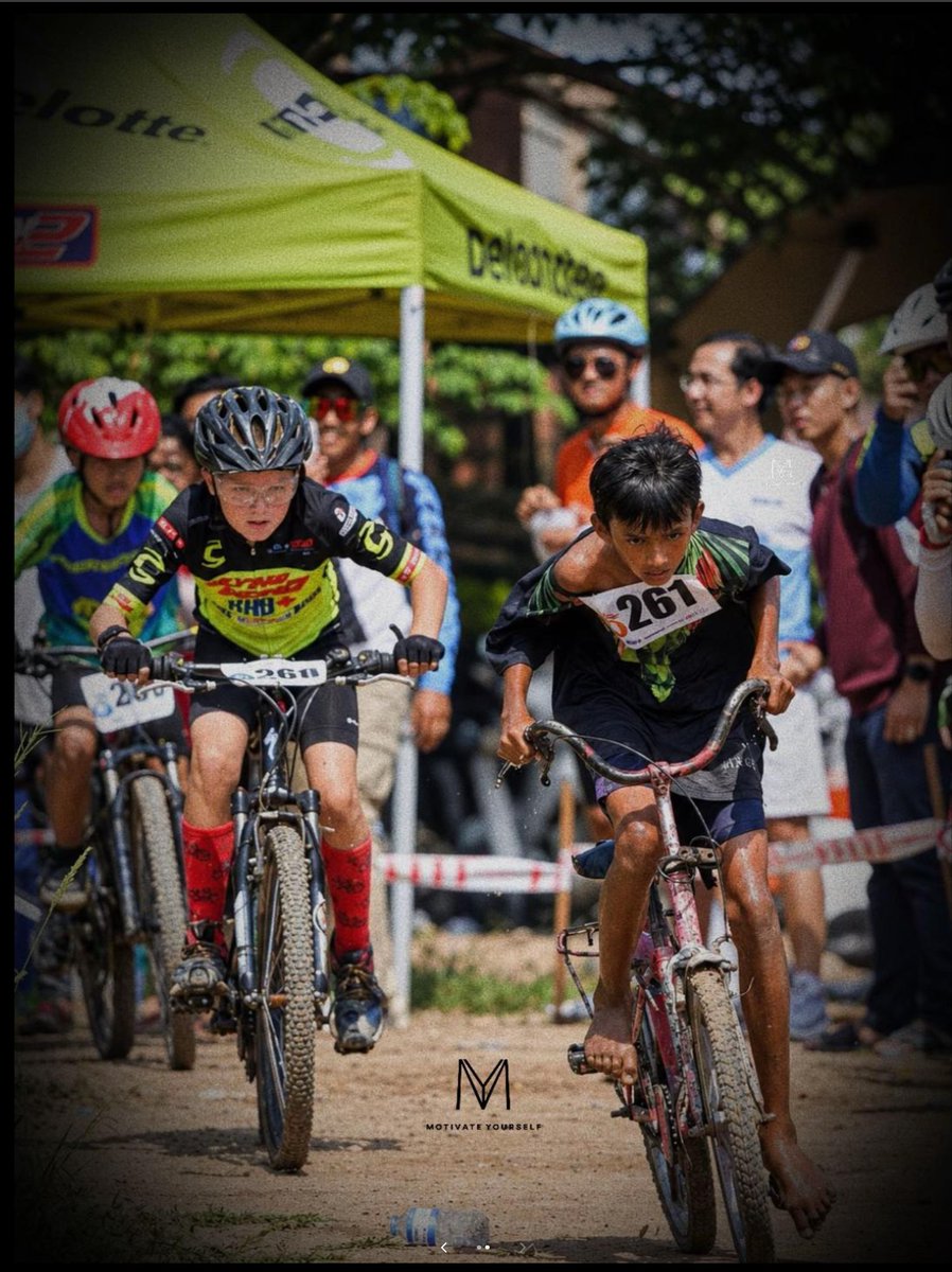 chillmigratoor's tweet photo. "I have to win VS I want to win"

This kid is going insanely viral for HAVING TO WIN. His opponents have the best gear, he has nothing but the burning desire to be a winner

Old bike, no helmet even without shoes, he beats them. This is SUCH a good narrative, it reminds me of you're only one win away (2.5M ATH)

https://t.co/VA5aZS82ZT