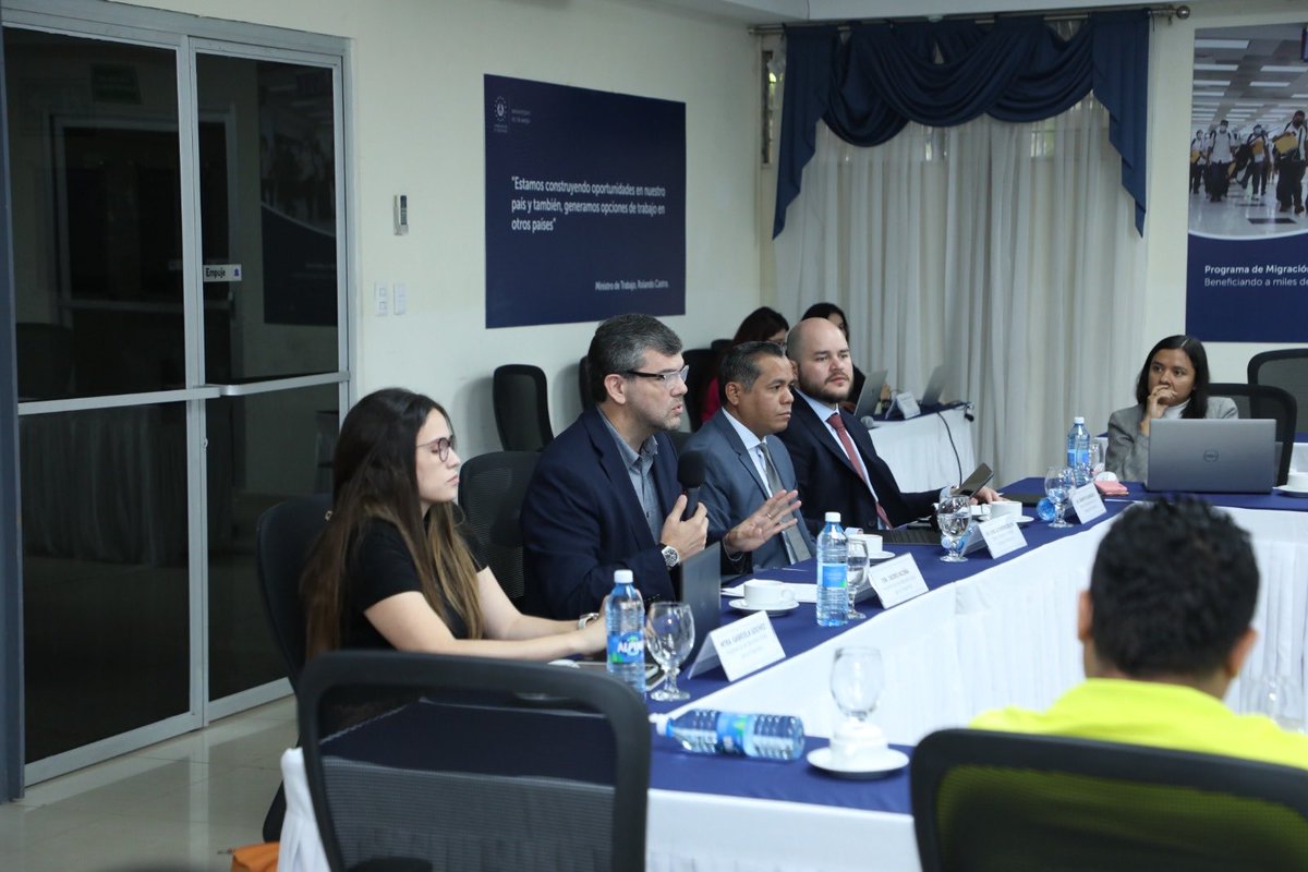 RolandoCastroSv's tweet photo. El día de ayer finalizamos nuestro proceso de consultas, sobre la Modernización del Tiempo de Trabajo.

Ayer fue con los Organismos Internacionales.

Hemos finalizado con un proceso consultivo muy grande y plural.

Se han escuchado todos los sectores y actores sin distinción de ningún tipo.

Esta propuesta será la más incluyente de todas las políticas públicas de las últimas décadas.

Ningún  gobierno del pasado, hizo lo que hoy estamos haciendo, escuchamos a todos.

Informamos al pueblo salvadoreño que nuestros equipos técnicos y legales están trabajando ya, en la propuesta que será llevada al Consejo Superior del Trabajo.

Y el CST lo enviará al Presidente de la República @nayibbukele 

Será una propuesta eminentemente técnica sin laceraciones de los derechos de los trabajadores y empleadores.

Muy pronto será presentada.
