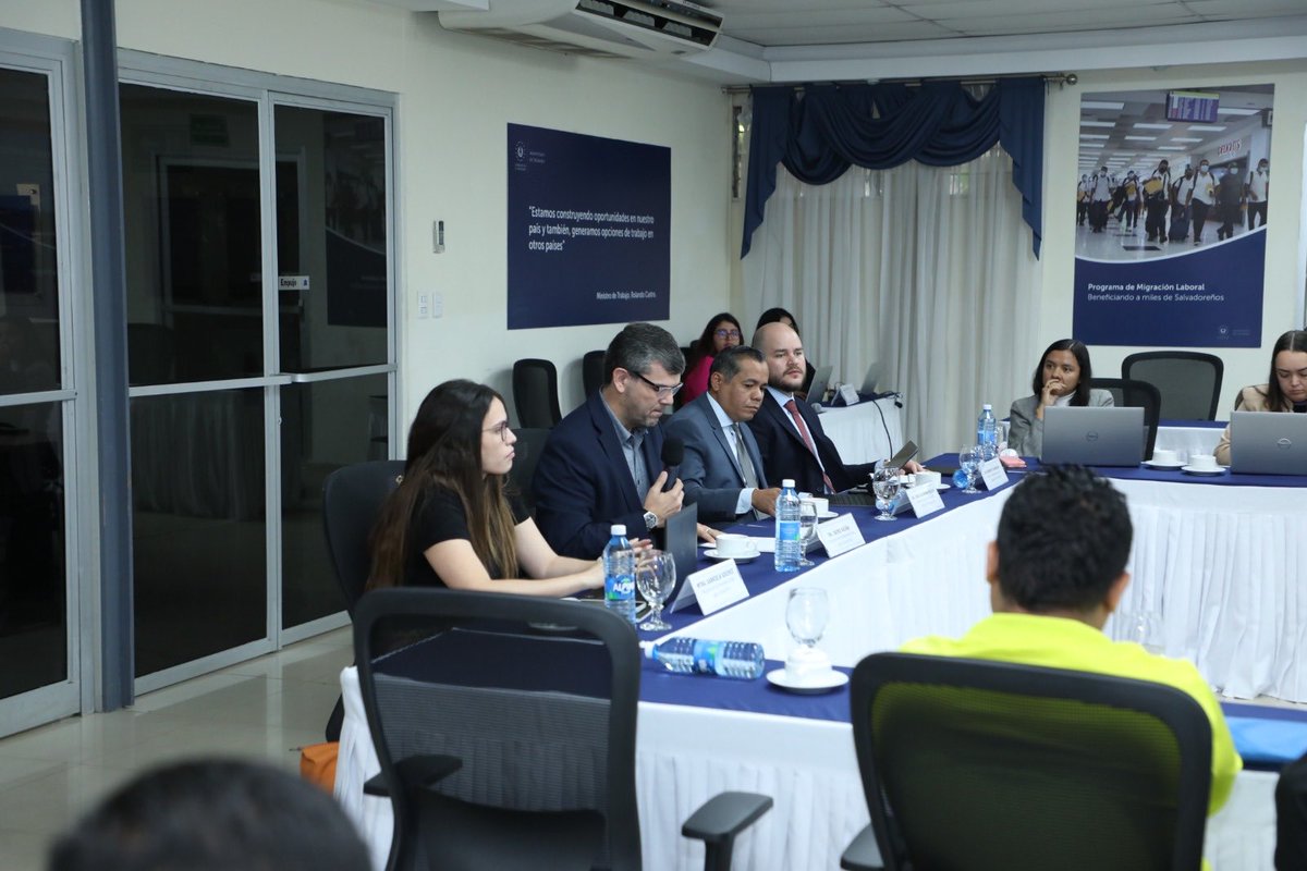 RolandoCastroSv's tweet photo. El día de ayer finalizamos nuestro proceso de consultas, sobre la Modernización del Tiempo de Trabajo.

Ayer fue con los Organismos Internacionales.

Hemos finalizado con un proceso consultivo muy grande y plural.

Se han escuchado todos los sectores y actores sin distinción de ningún tipo.

Esta propuesta será la más incluyente de todas las políticas públicas de las últimas décadas.

Ningún  gobierno del pasado, hizo lo que hoy estamos haciendo, escuchamos a todos.

Informamos al pueblo salvadoreño que nuestros equipos técnicos y legales están trabajando ya, en la propuesta que será llevada al Consejo Superior del Trabajo.

Y el CST lo enviará al Presidente de la República @nayibbukele 

Será una propuesta eminentemente técnica sin laceraciones de los derechos de los trabajadores y empleadores.

Muy pronto será presentada.