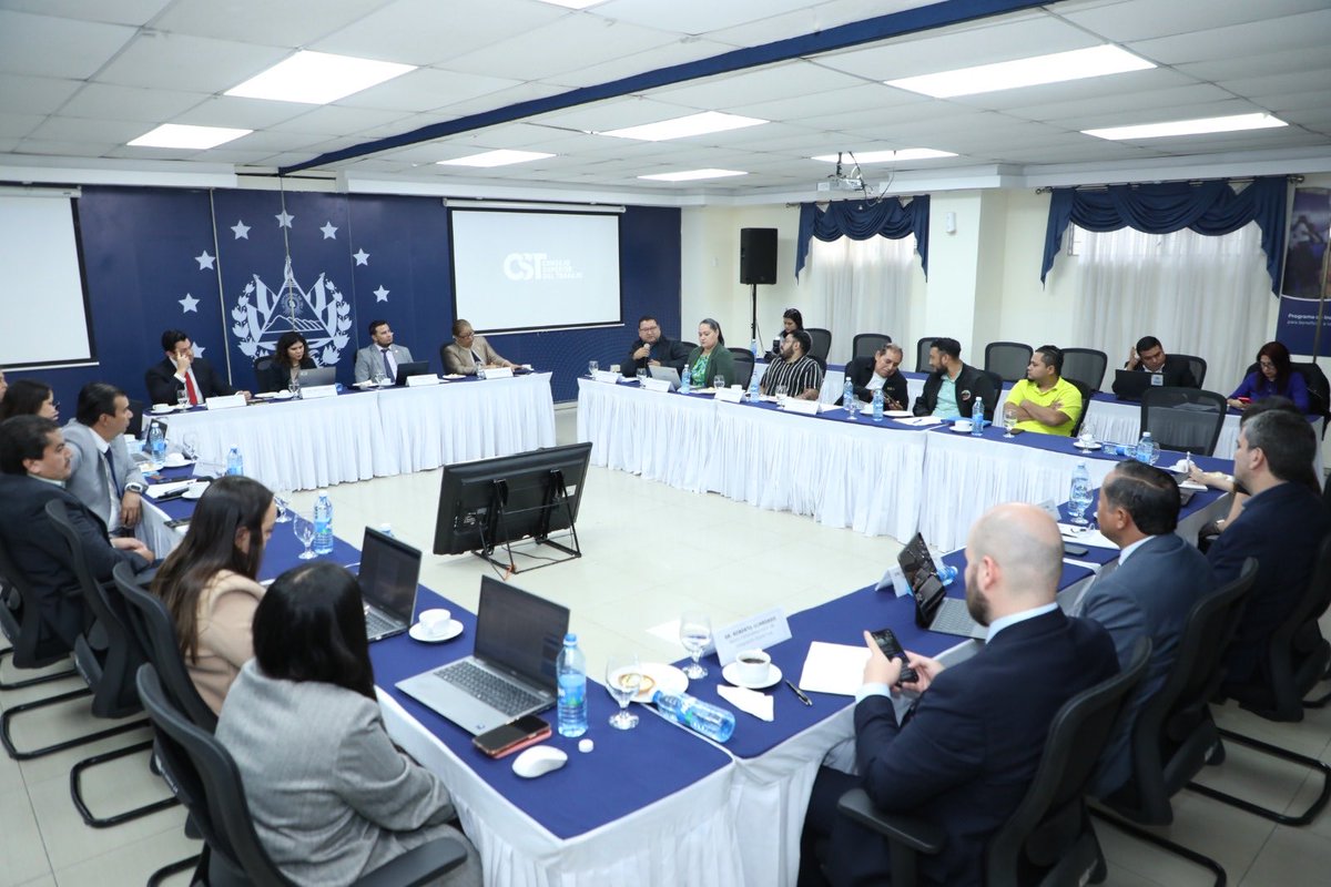 RolandoCastroSv's tweet photo. El día de ayer finalizamos nuestro proceso de consultas, sobre la Modernización del Tiempo de Trabajo.

Ayer fue con los Organismos Internacionales.

Hemos finalizado con un proceso consultivo muy grande y plural.

Se han escuchado todos los sectores y actores sin distinción de ningún tipo.

Esta propuesta será la más incluyente de todas las políticas públicas de las últimas décadas.

Ningún  gobierno del pasado, hizo lo que hoy estamos haciendo, escuchamos a todos.

Informamos al pueblo salvadoreño que nuestros equipos técnicos y legales están trabajando ya, en la propuesta que será llevada al Consejo Superior del Trabajo.

Y el CST lo enviará al Presidente de la República @nayibbukele 

Será una propuesta eminentemente técnica sin laceraciones de los derechos de los trabajadores y empleadores.

Muy pronto será presentada.