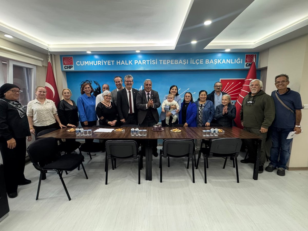 jalenursullu's tweet photo. 🔴 CHP TEPEBAŞI İLÇE BAŞKANLIĞI

Cumhuriyet Halk Partisi Eskişehir İl Kadın Kollarımızla birlikte Tepebaşı İlçe Başkanlığımızı ziyaret ederek, göreve yeni atanan İlçe Başkanımız Faruk Özkan ve Yönetim Kurulu üyelerimizle buluştuk.

Cumhuriyet Halk Partisi’nin köklü örgütlü gücü, birlik ve dayanışmasıyla Eskişehir’imiz ve hemşehrilerimizin sorunlarına çözüm üretmek, daha güzel gelecek kurmak için, omuz omuza çalışmalarımızı sürdürüyoruz.

Ebedi ve Tek Önderimiz Mustafa Kemal Atatürk’ün emanetine sahip çıkan ve mücadelesiyle partimize güç veren tüm yol arkadaşlarıma başarılar diliyorum.