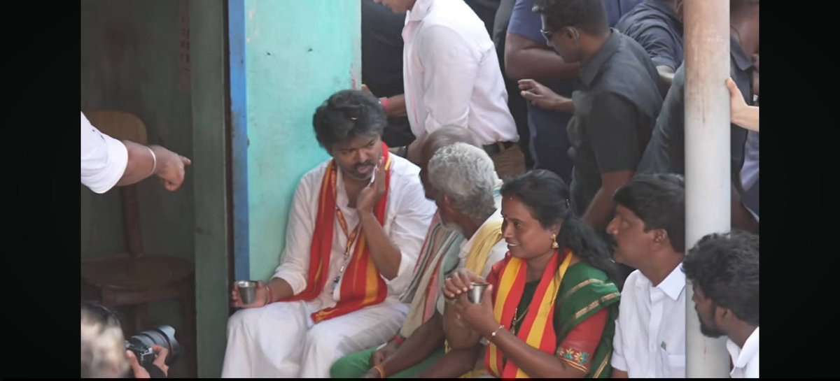 Ramakrishnantmk's tweet photo. வண்டியில் இருந்து இறங்காத ஆட்கள் எல்லாம் செல்வாக்கு குறைய குறைய ரோட்டில் டீ குடிக்கிற அளவுக்கு நிலைமை ஆயிப்போச்சு மூன்று மாதங்களில்....

என்னையெல்லாம் விஜய பார்ப்பதற்கு நண்பர்கள் அழைக்கும் போது 

நான் சொன்ன வார்த்தை...

விஜய் நம்மிடம் வருவாரு 

அவர் பெரிய தேசிங்கு ராஜா.... https://t.co/ZQIJdUXQ1q