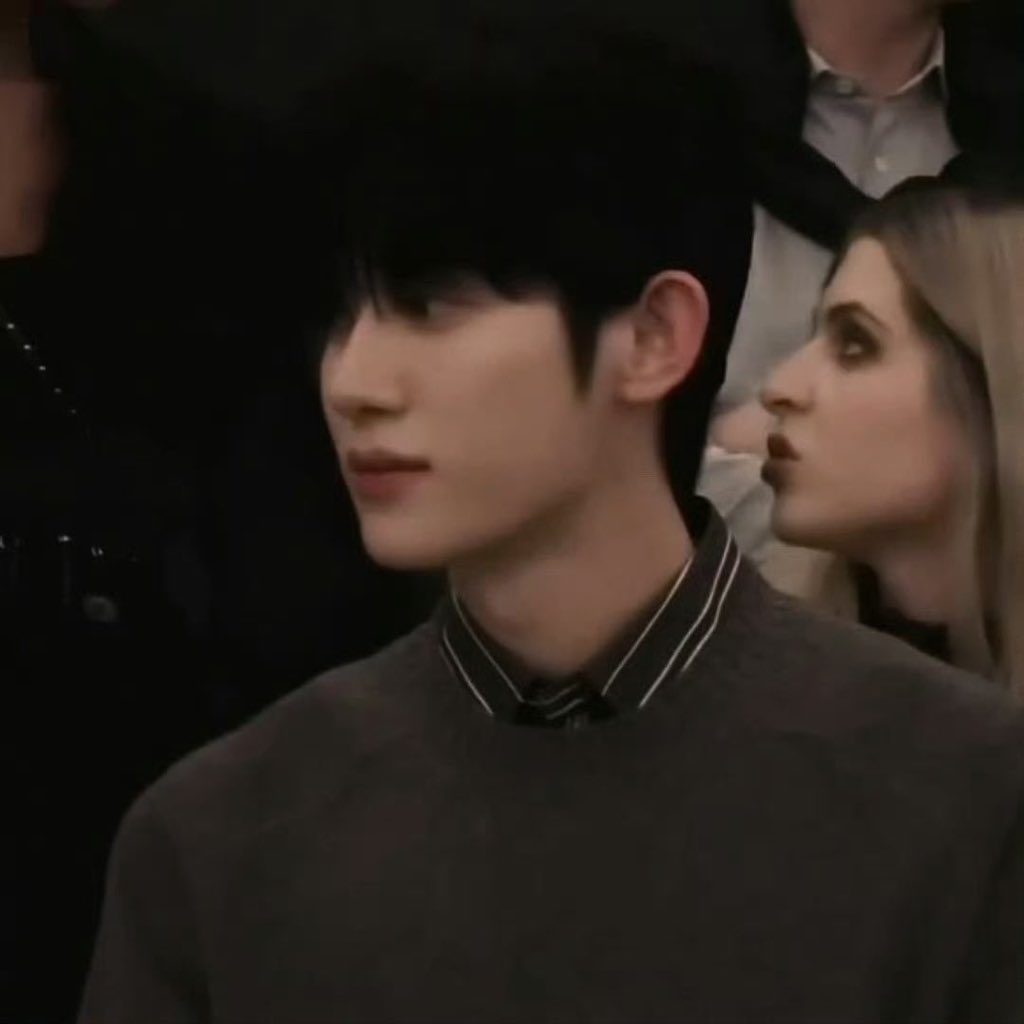 mmm58313509's tweet photo. I came for Park Siwoo, but the Lanvin context is what made this moment interesting to me. 

PARK SIWOO AT LANVIN PFWSS27

#PARKSIWOOxLANVIN
#PARKSIWOO
#LANVINPFWSS27 https://t.co/5Gp6hJtrZi