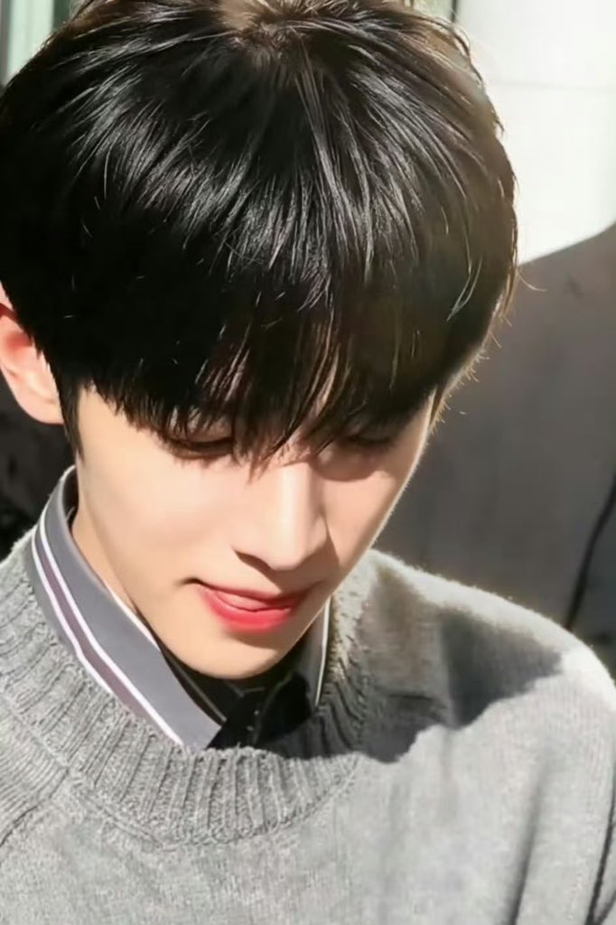 mmm58313509's tweet photo. I came for Park Siwoo, but the Lanvin context is what made this moment interesting to me. 

PARK SIWOO AT LANVIN PFWSS27

#PARKSIWOOxLANVIN
#PARKSIWOO
#LANVINPFWSS27 https://t.co/5Gp6hJtrZi