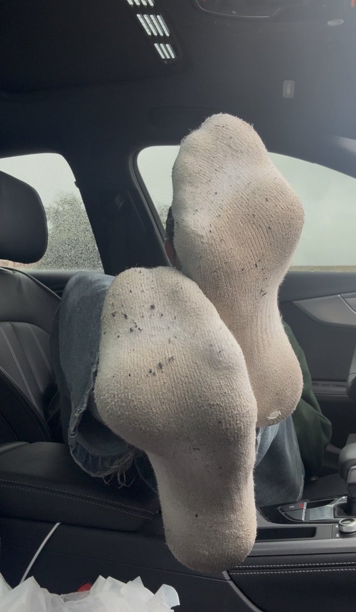 joshfxxt's tweet photo. Socktober day 2 👃

#malefeet #stinkysocks #socktober https://t.co/PMyrwZ2XJt