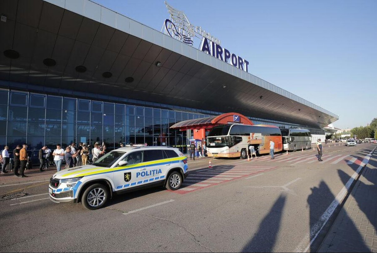 MoldovaAcum's tweet photo. 🚨 Alertă la Aeroportul din Chișinău.

Pasagerii și angajații au fost evacuați după o alertă cu bombă. Verificările nu au confirmat amenințarea, iar aeroportul a revenit la normal.

#Moldova #Chisinau https://t.co/PTzN7cyMDw