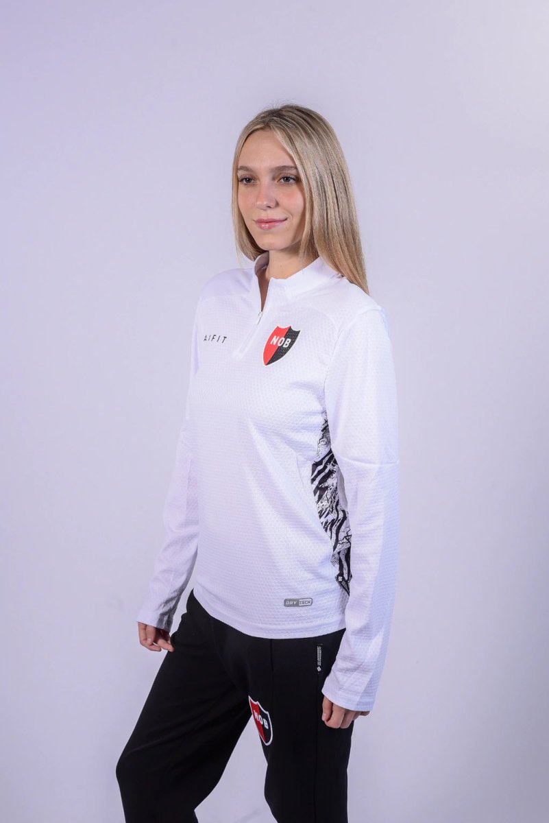 4Twiteros's tweet photo. Algo d la ropa que le hace la marca nueva a Newells https://t.co/MCV2MvlO0c