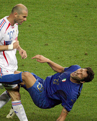 EPLworld's tweet photo. 🚨🚨 

زيدان عن نطحته لماركو ماتيراتزي في نهائي كأس العالم 2006 🗣️

"لا أشعر بأي ندم." 

"ما حدث كان جزءً من مسيرتي."

"لست فخورًا بما حدث، لكن لا يمكنك دائمًا القيام بالأشياء بشكل صحيح." 

"نحن جميعًا نسير في رحلة في الحياة، وأحيانًا نفعل أشياءً لا تكون الأفضل، لكن الآن الأمر يتعلق بما سيأتي بعد ذلك."