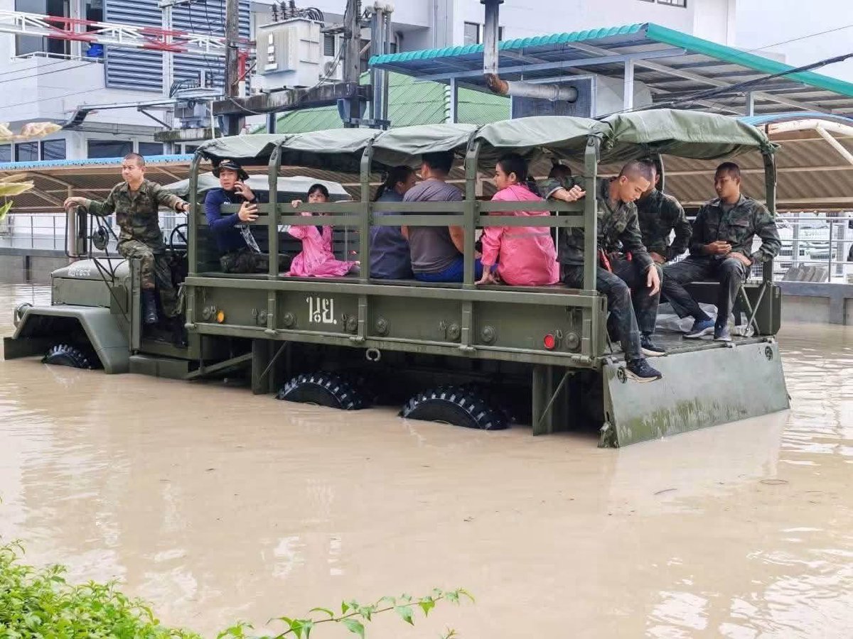 prroyalthainavy's tweet photo. 🇹🇭⚓️ “นาวิกโยธินไม่เคยทิ้งใครไว้ข้างหลัง” ลุยช่วยผู้ประสบภัยระยอง 7 พื้นที่ ส่งอาหาร–อพยพผู้ป่วยถึงที่ปลอดภัย 

ตั้งแต่วันที่ 26 กันยายน 2569 กองทัพเรือ โดย กองพันทหารราบที่ 7 กรมทหารราบที่ 3 กองพลนาวิกโยธิน จัดกำลังพลเข้าช่วยเหลือผู้ประสบอุทกภัยในจังหวัดระยอง 7 พื้นที่ ได้แก่ อำเภอเมืองระยอง อำเภอแกลง ตำบลตะพง บ้านค่าย ทับมา แลง และเชิงเนิน

ทั้งส่งอาหารและน้ำดื่ม ก่อกระสอบทราย และอพยพผู้ป่วยติดเตียง ผู้สูงอายุ และเด็ก โดยกำลังพลยังคงปฏิบัติภารกิจอย่างต่อเนื่อง จนกว่าสถานการณ์จะคลี่คลาย

#กองทัพเรือ #นาวิกโยธิน #กองพลนาวิกโยธิน
#กองทัพเรือที่ประชาชนเชื่อมั่นและภาคภูมิใจ #น้ำท่วม
#ช่วยเหลือน้ำท่วม