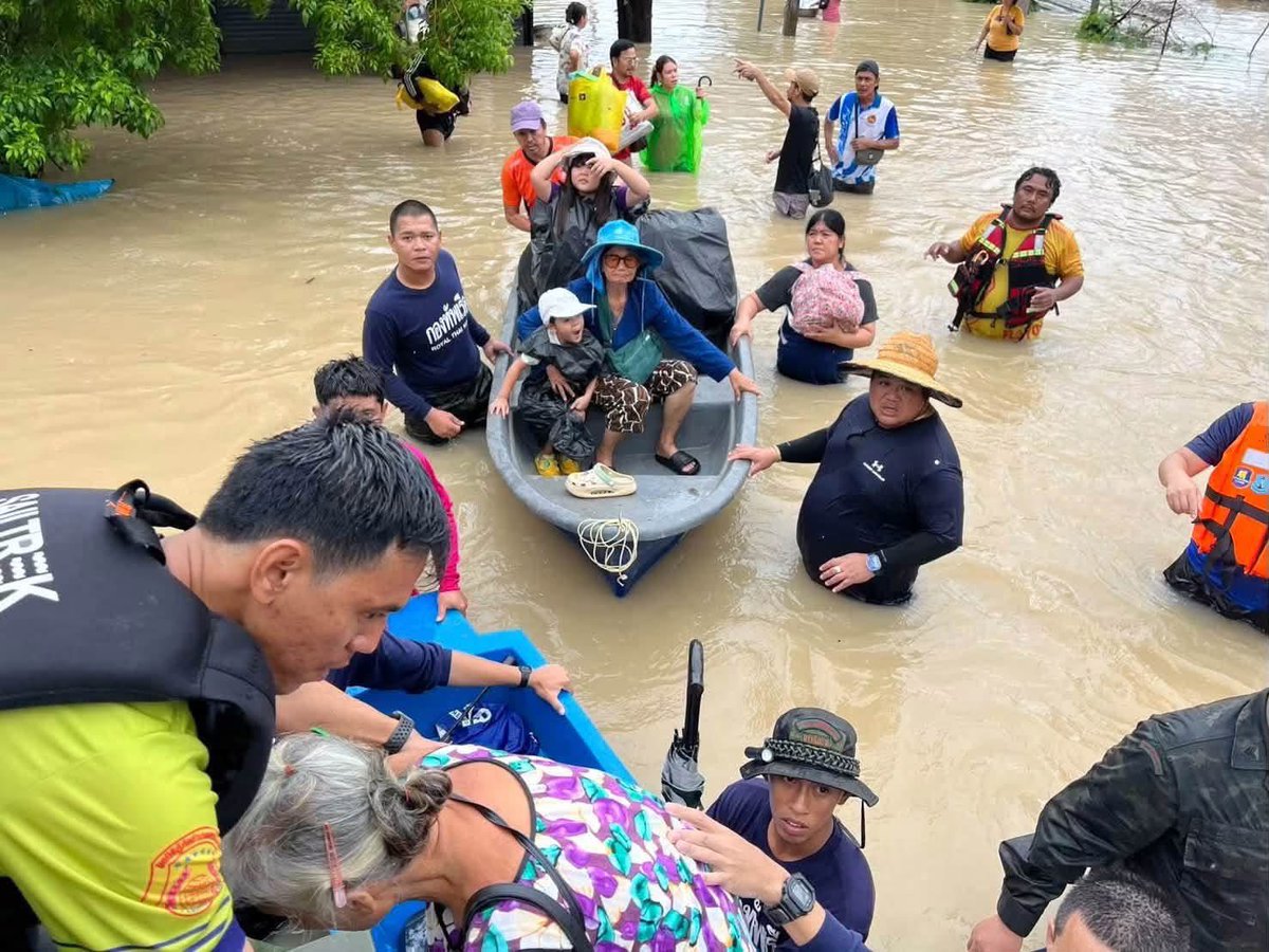 prroyalthainavy's tweet photo. 🇹🇭⚓️ “นาวิกโยธินไม่เคยทิ้งใครไว้ข้างหลัง” ลุยช่วยผู้ประสบภัยระยอง 7 พื้นที่ ส่งอาหาร–อพยพผู้ป่วยถึงที่ปลอดภัย 

ตั้งแต่วันที่ 26 กันยายน 2569 กองทัพเรือ โดย กองพันทหารราบที่ 7 กรมทหารราบที่ 3 กองพลนาวิกโยธิน จัดกำลังพลเข้าช่วยเหลือผู้ประสบอุทกภัยในจังหวัดระยอง 7 พื้นที่ ได้แก่ อำเภอเมืองระยอง อำเภอแกลง ตำบลตะพง บ้านค่าย ทับมา แลง และเชิงเนิน

ทั้งส่งอาหารและน้ำดื่ม ก่อกระสอบทราย และอพยพผู้ป่วยติดเตียง ผู้สูงอายุ และเด็ก โดยกำลังพลยังคงปฏิบัติภารกิจอย่างต่อเนื่อง จนกว่าสถานการณ์จะคลี่คลาย

#กองทัพเรือ #นาวิกโยธิน #กองพลนาวิกโยธิน
#กองทัพเรือที่ประชาชนเชื่อมั่นและภาคภูมิใจ #น้ำท่วม
#ช่วยเหลือน้ำท่วม