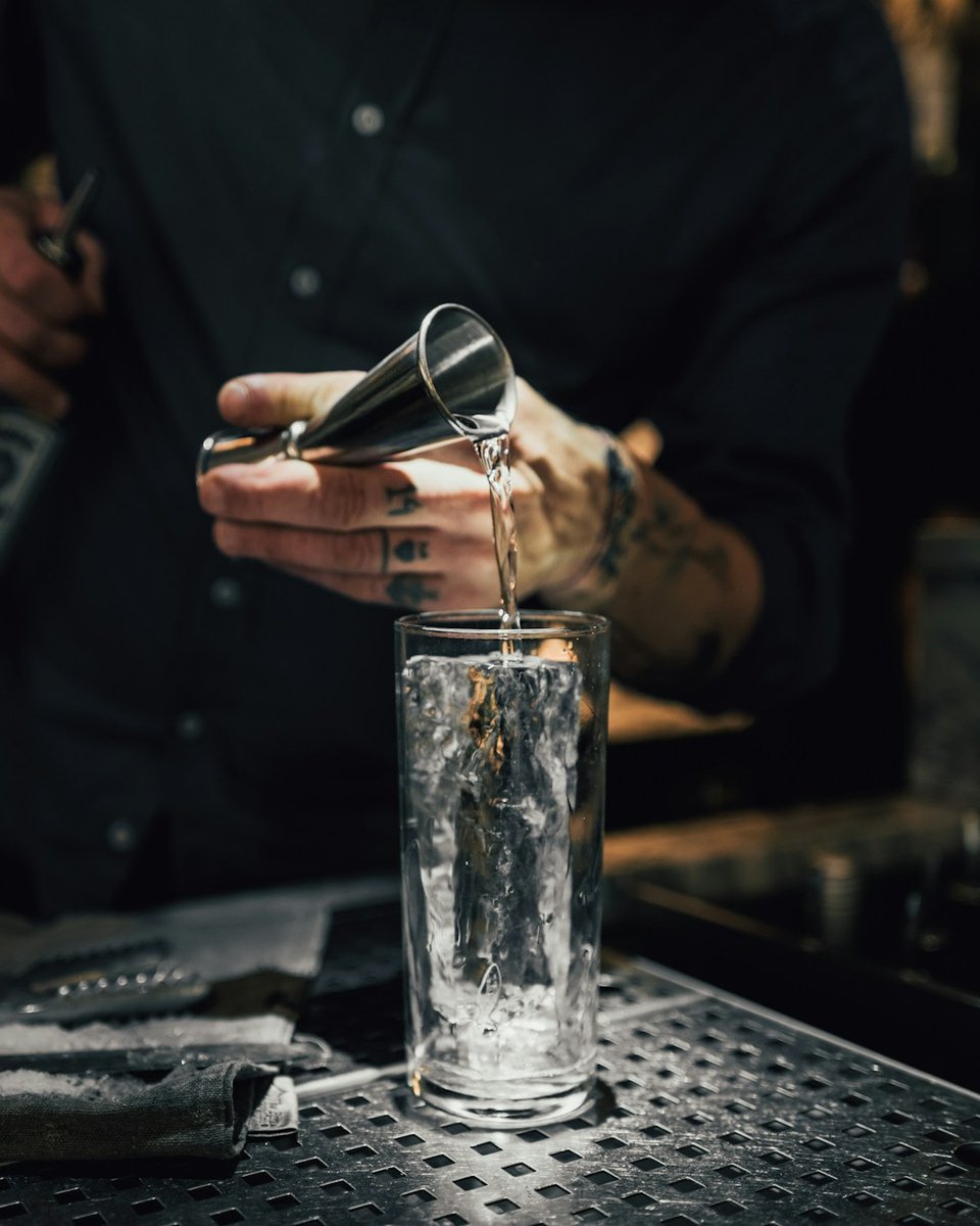 henrymcalll's tweet photo. who doesn't love a good drink being made? always amazed at how these bartenders work their magic https://t.co/pjEa2VuMD2