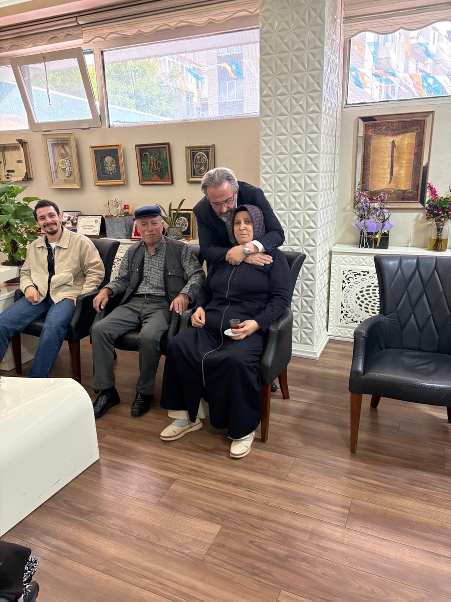 engindalbasti's tweet photo. Şehit annemiz Meryem Yalçın ve kıymetli babamız Hasan Yalçın’ı ilçemizde ağırlamanın mutluluğunu yaşadık.

Birlikte oturduk, hasbihâl ettik, dualarını aldık. Onların gönlünde evlatlarının emaneti, bizim gönlümüzde ise aziz şehitlerimizin hatırası var.

Bu vatan uğruna canını feda eden kahramanlarımızın bizlere emaneti olan şehit ailelerimizin yeri her zaman başımızın üstündedir. Acılarını da gururlarını da yüreğimizde taşıyor; kendilerini büyük ve güçlü ailemizin en kıymetli fertleri olarak görüyoruz.

Rabbim Meryem annemize, Hasan babamıza ve tüm şehit ailelerimize sağlık, huzur ve hayırlı ömürler versin.

İyi ki varsınız. Kapımız da gönlümüz de sizlere daima açık.