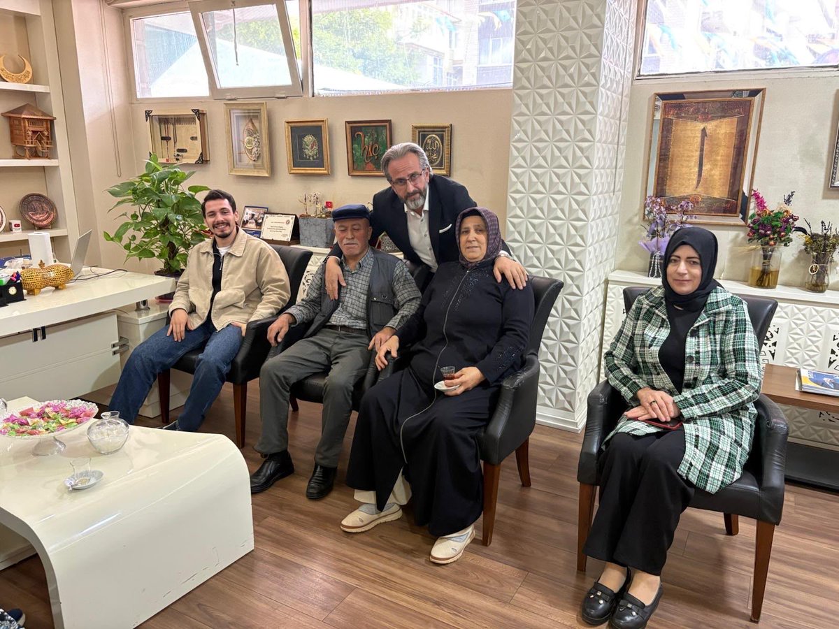 engindalbasti's tweet photo. Şehit annemiz Meryem Yalçın ve kıymetli babamız Hasan Yalçın’ı ilçemizde ağırlamanın mutluluğunu yaşadık.

Birlikte oturduk, hasbihâl ettik, dualarını aldık. Onların gönlünde evlatlarının emaneti, bizim gönlümüzde ise aziz şehitlerimizin hatırası var.

Bu vatan uğruna canını feda eden kahramanlarımızın bizlere emaneti olan şehit ailelerimizin yeri her zaman başımızın üstündedir. Acılarını da gururlarını da yüreğimizde taşıyor; kendilerini büyük ve güçlü ailemizin en kıymetli fertleri olarak görüyoruz.

Rabbim Meryem annemize, Hasan babamıza ve tüm şehit ailelerimize sağlık, huzur ve hayırlı ömürler versin.

İyi ki varsınız. Kapımız da gönlümüz de sizlere daima açık.
