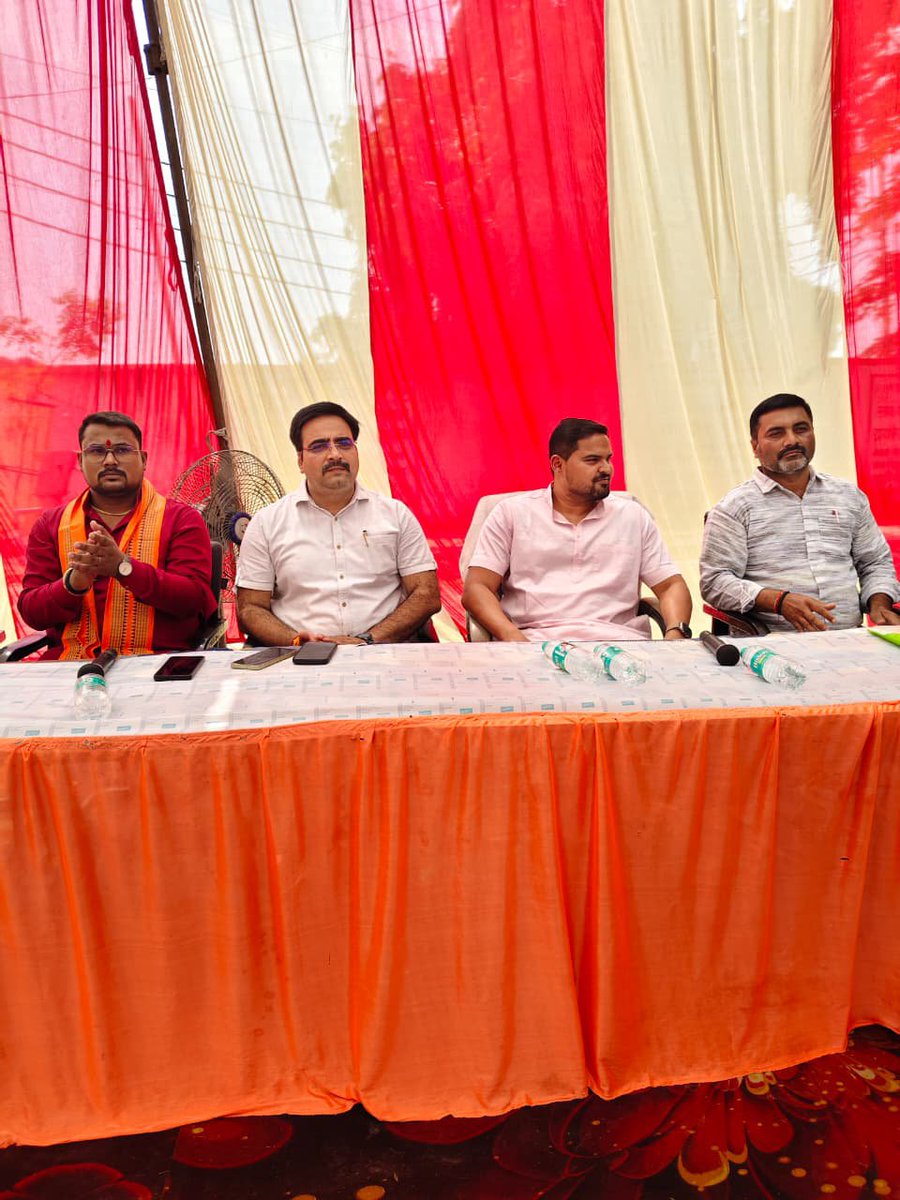 dmgonda2's tweet photo. "सेवा संकल्प अभियान" अंतर्गत विकासखण्ड पण्डरीकृपाल में मा० विधायक गोण्डा श्री प्रतीक भूषण सिंह जी की उपस्थिति में साप्ताहिक सेवा शिविर का आयोजन किया गया।
शिविर में विभिन्न योजनाओं से लाभार्थियों को लाभान्वित किया गया।
#सेवा_संकल्प_अभियान 
#गोण्डा_उत्तर_प्रदेश 
@PrateekBhushan https://t.co/YThfVSNBdN
