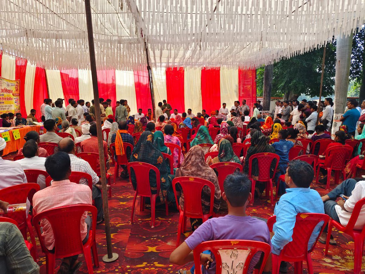 dmgonda2's tweet photo. "सेवा संकल्प अभियान" अंतर्गत विकासखण्ड पण्डरीकृपाल में मा० विधायक गोण्डा श्री प्रतीक भूषण सिंह जी की उपस्थिति में साप्ताहिक सेवा शिविर का आयोजन किया गया।
शिविर में विभिन्न योजनाओं से लाभार्थियों को लाभान्वित किया गया।
#सेवा_संकल्प_अभियान 
#गोण्डा_उत्तर_प्रदेश 
@PrateekBhushan https://t.co/YThfVSNBdN
