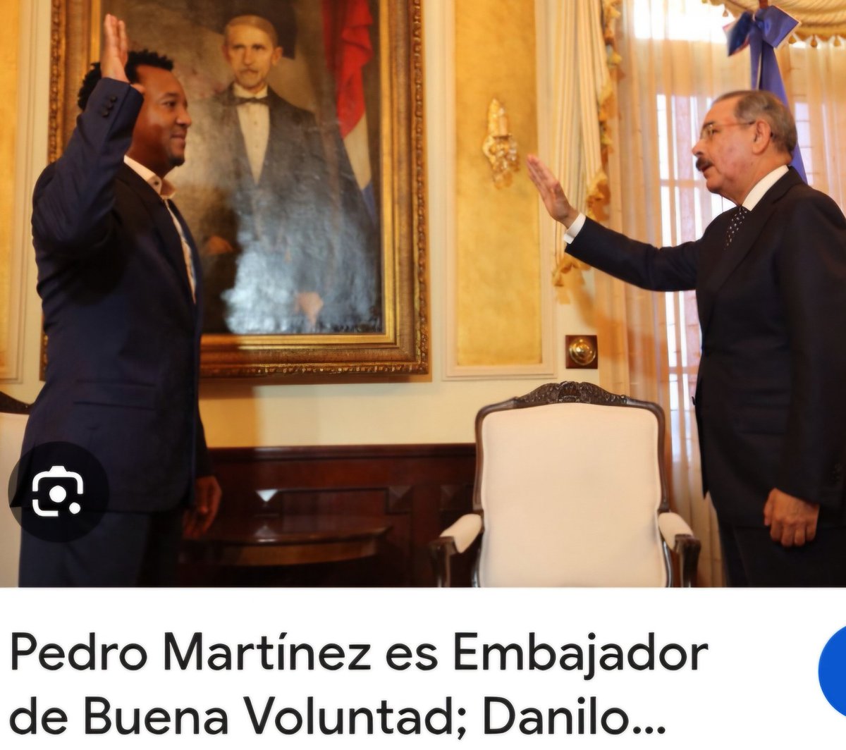 johhnyarrendel's tweet photo. Pedro Martínez fue injusto con Danilo Medina 

Pedro es una gloria del deporte dominicano y, por lo regular, se maneja a la altura de esa leyenda. Por eso conviene precisar lo que dijo al inaugurar el complejo de Manoguayabo.

No hubo “varias gestiones” en el trato. El convenio lo firmó el Ministerio de Educación el 4 de septiembre de 2019, bajo Danilo Medina: la fundación donó el terreno y el Estado asumió la obra. Medina estaba en el tramo final de su mandato y, meses después, llegó el COVID. Con esa ventana, no era realista que Danilo licitara y ejecutara un proyecto de más de RD$900 millones.

La construcción arrancó en 2021 y la terminó este gobierno. Ese mérito es de la gestión de Abinader. Reconocerlo no exige borrar el paso que dio la administración Medina, dentro de las condiciones que tenía.

Pedro no necesita ese tono. Su autoridad moral y su influencia en el país pesan más cuando el relato se ajusta a los hechos
@vozdelfanatico